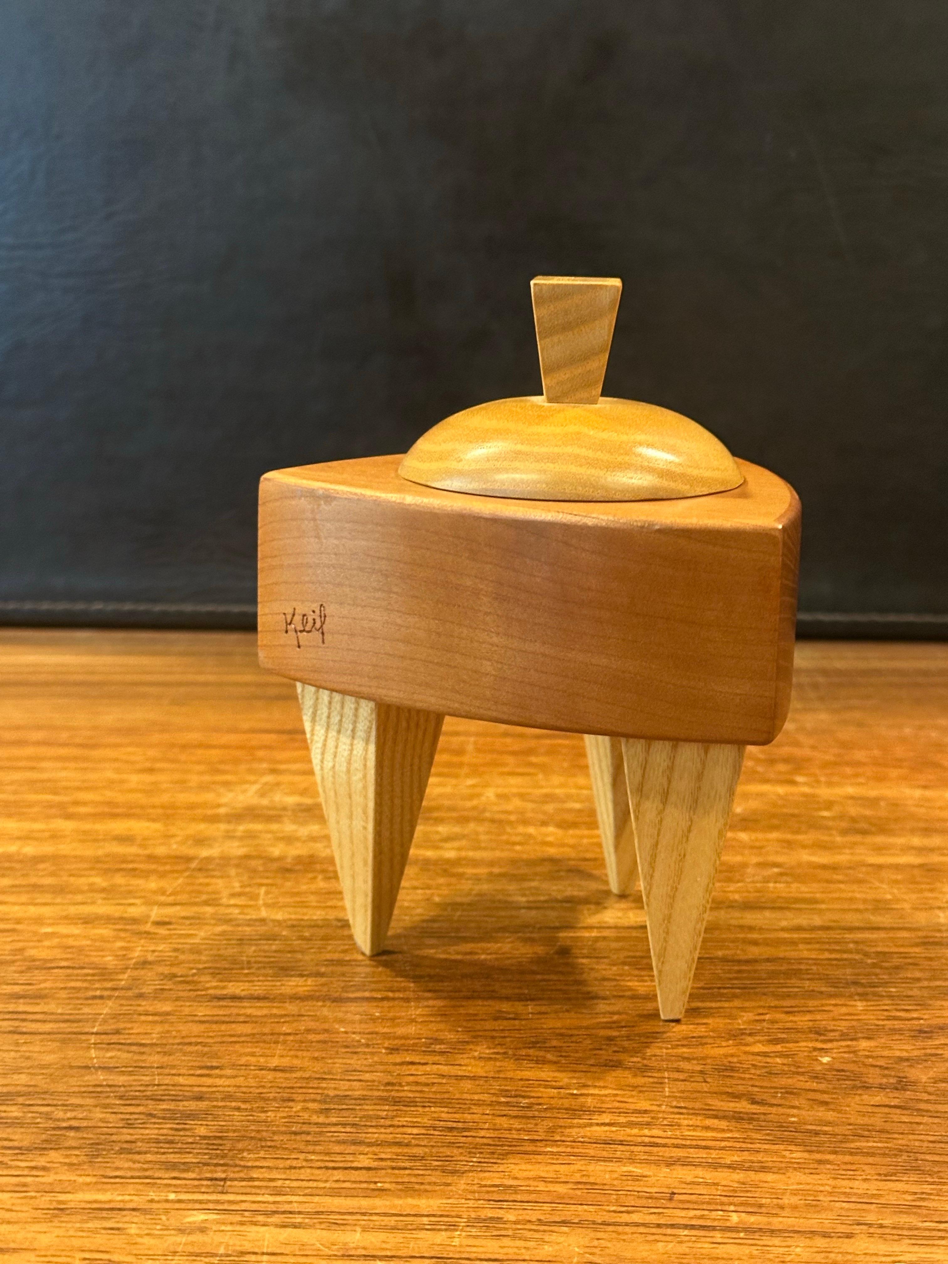 Américain Boîte à bijoux triangulaire en bois mélangé de style Memphis de Russ Keil en vente