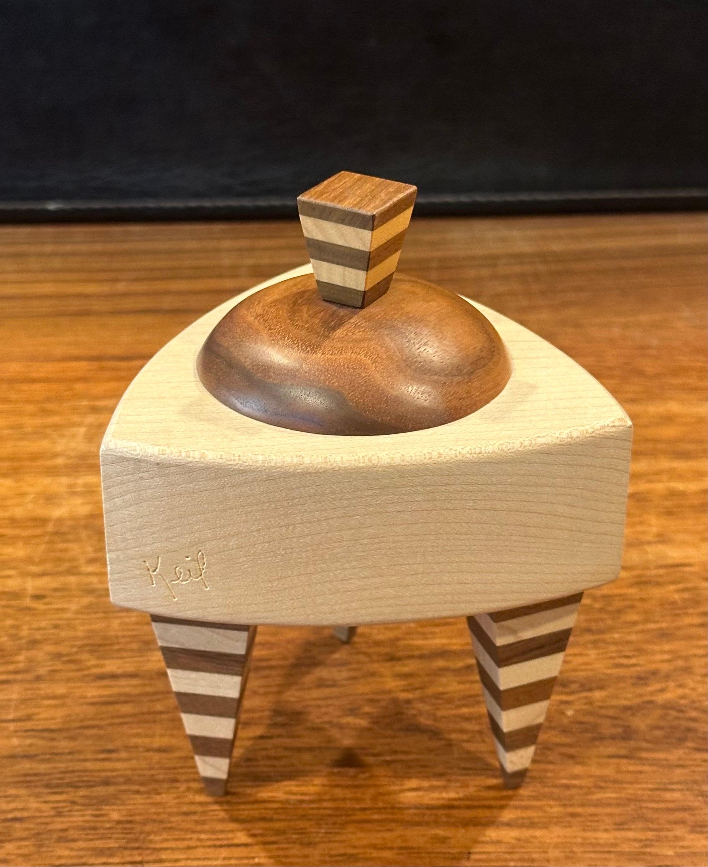 Am�éricain Boîte à bijoux triangulaire en bois mélangé de style Memphis de Russ Keil en vente
