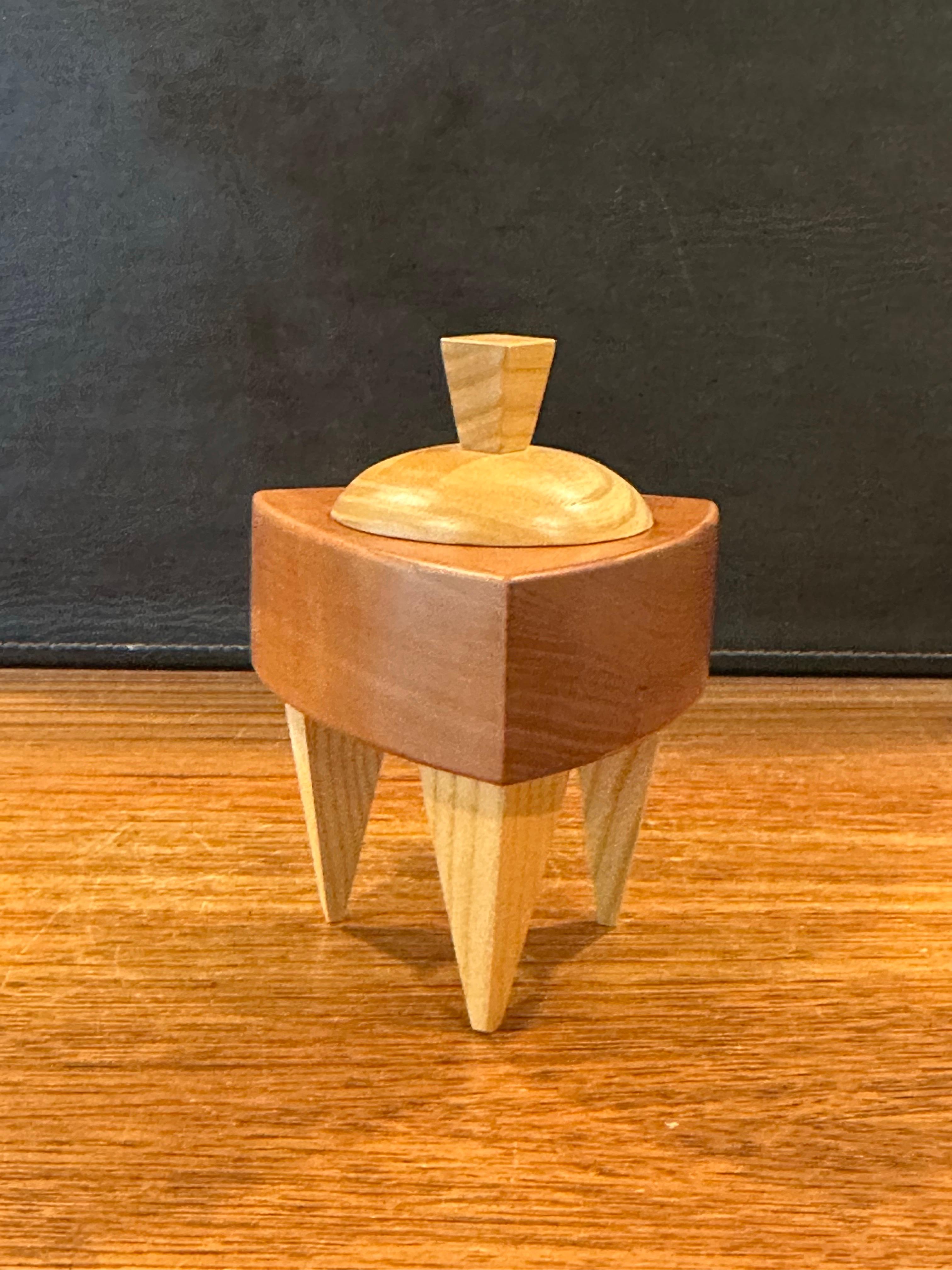 Boîte à bijoux triangulaire en bois mélangé de style Memphis de Russ Keil Bon état - En vente à San Diego, CA