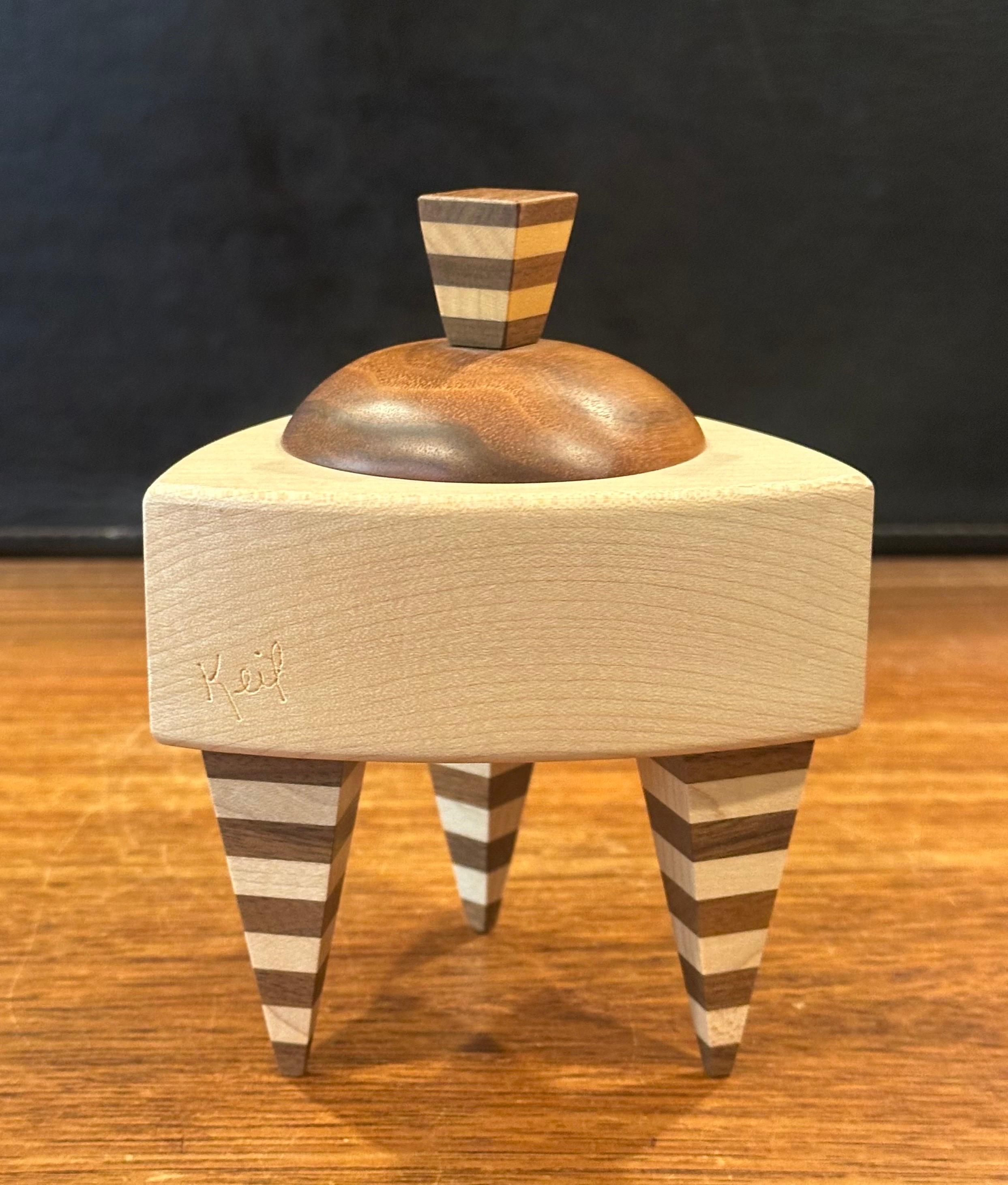 Boîte à bijoux triangulaire en bois mélangé de style Memphis de Russ Keil Bon état - En vente à San Diego, CA