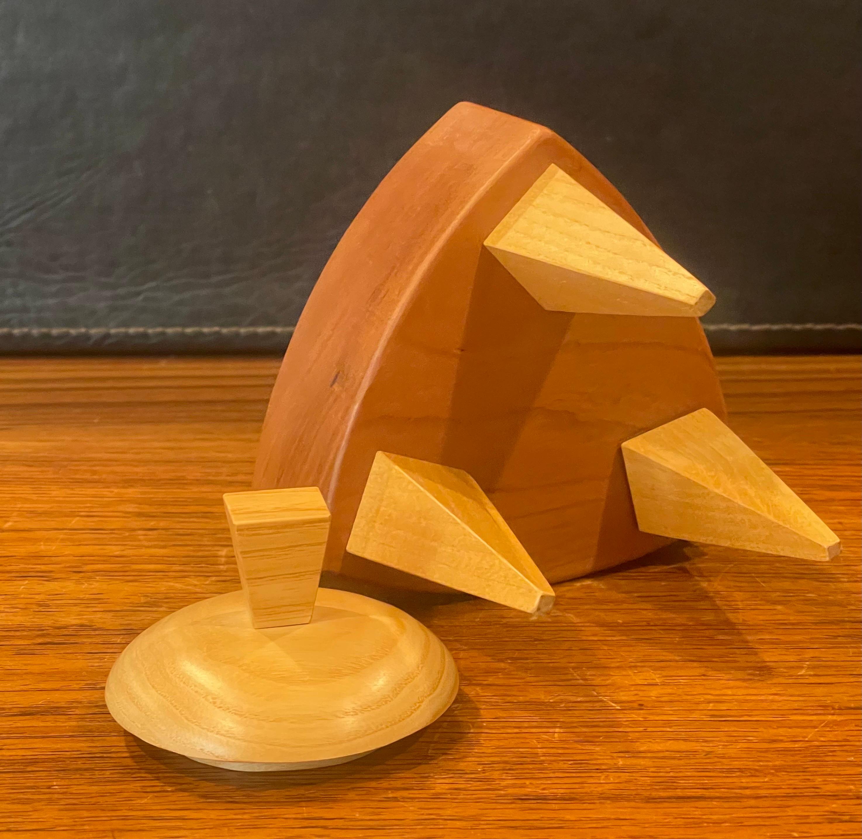 Dreieckige Schachtel aus gemischtem Holz im Memphis-Stil von Russ Keil (20. Jahrhundert) im Angebot