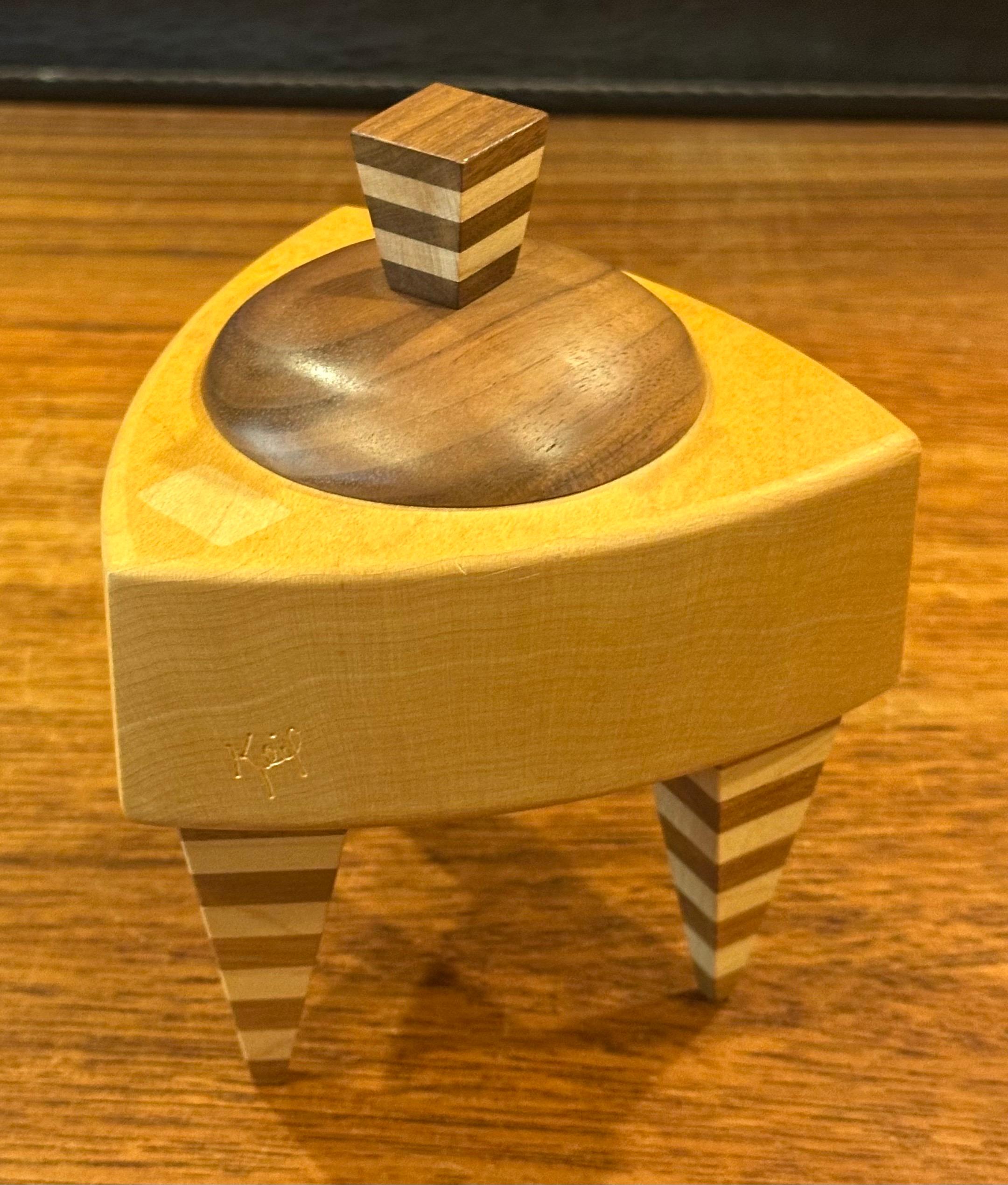 Caja de baratijas triangular de madera mixta estilo Memphis de Russ Keil en Bueno estado para la venta en San Diego, CA