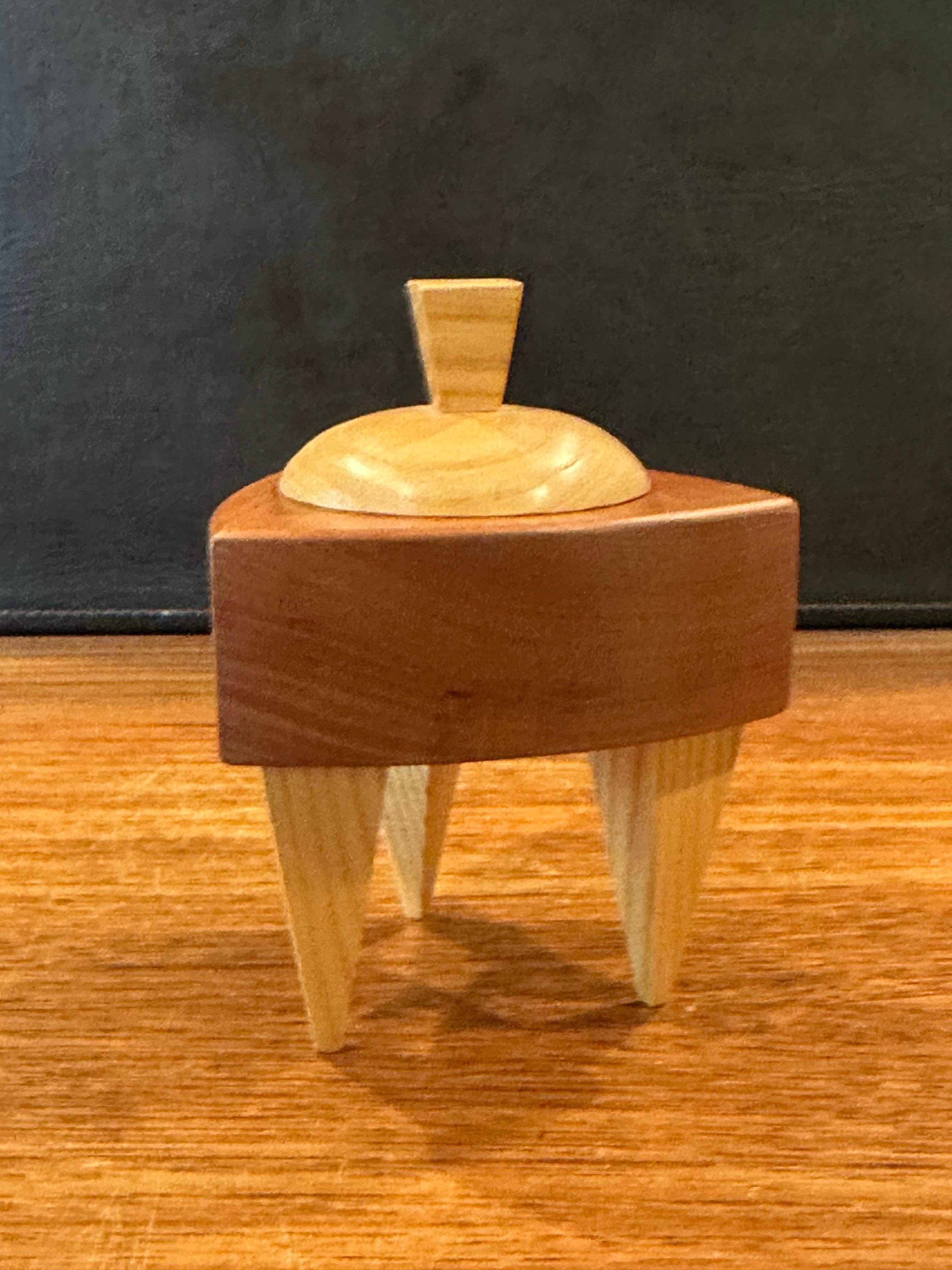 20ième siècle Boîte à bijoux triangulaire en bois mélangé de style Memphis de Russ Keil en vente