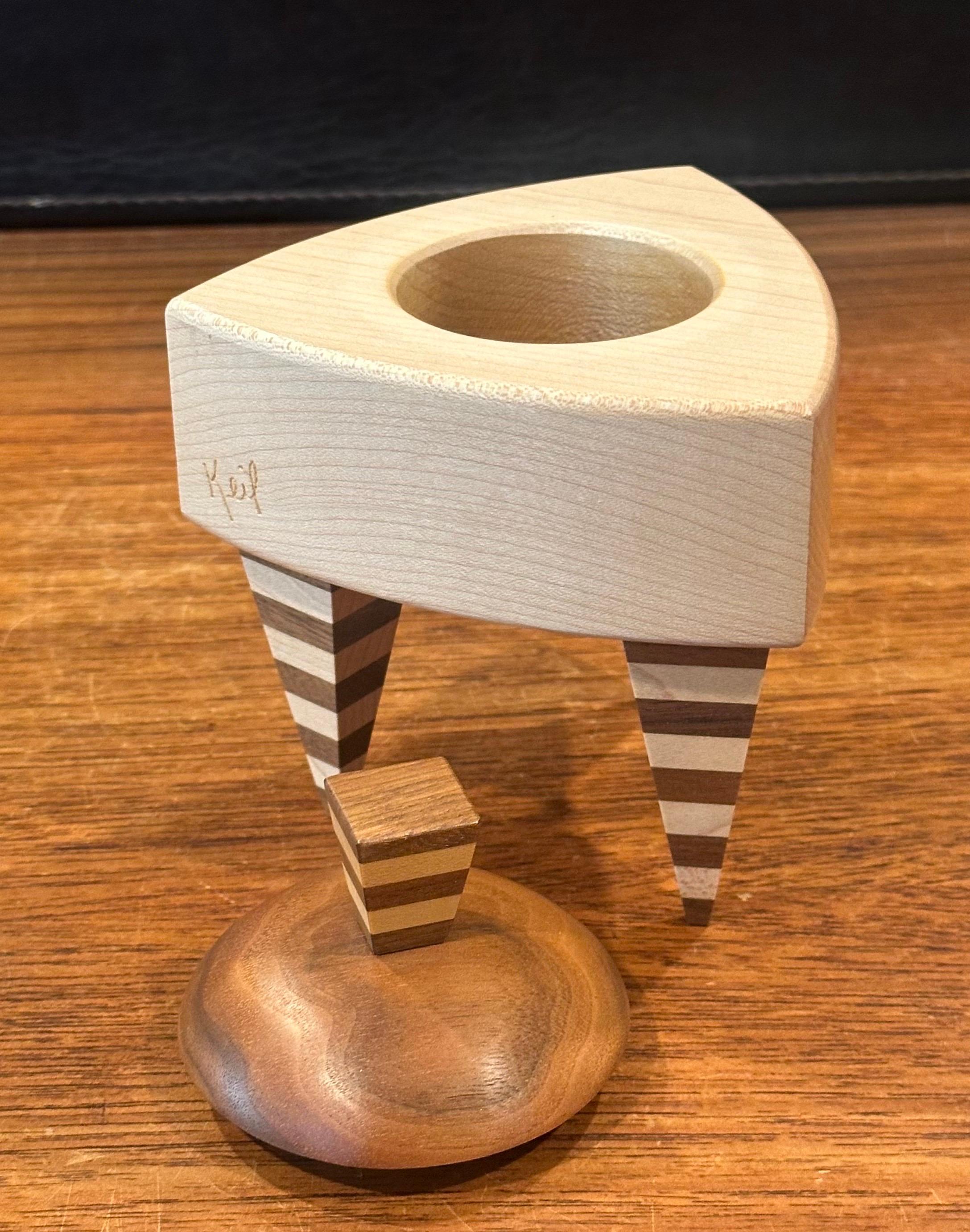 20ième siècle Boîte à bijoux triangulaire en bois mélangé de style Memphis de Russ Keil en vente
