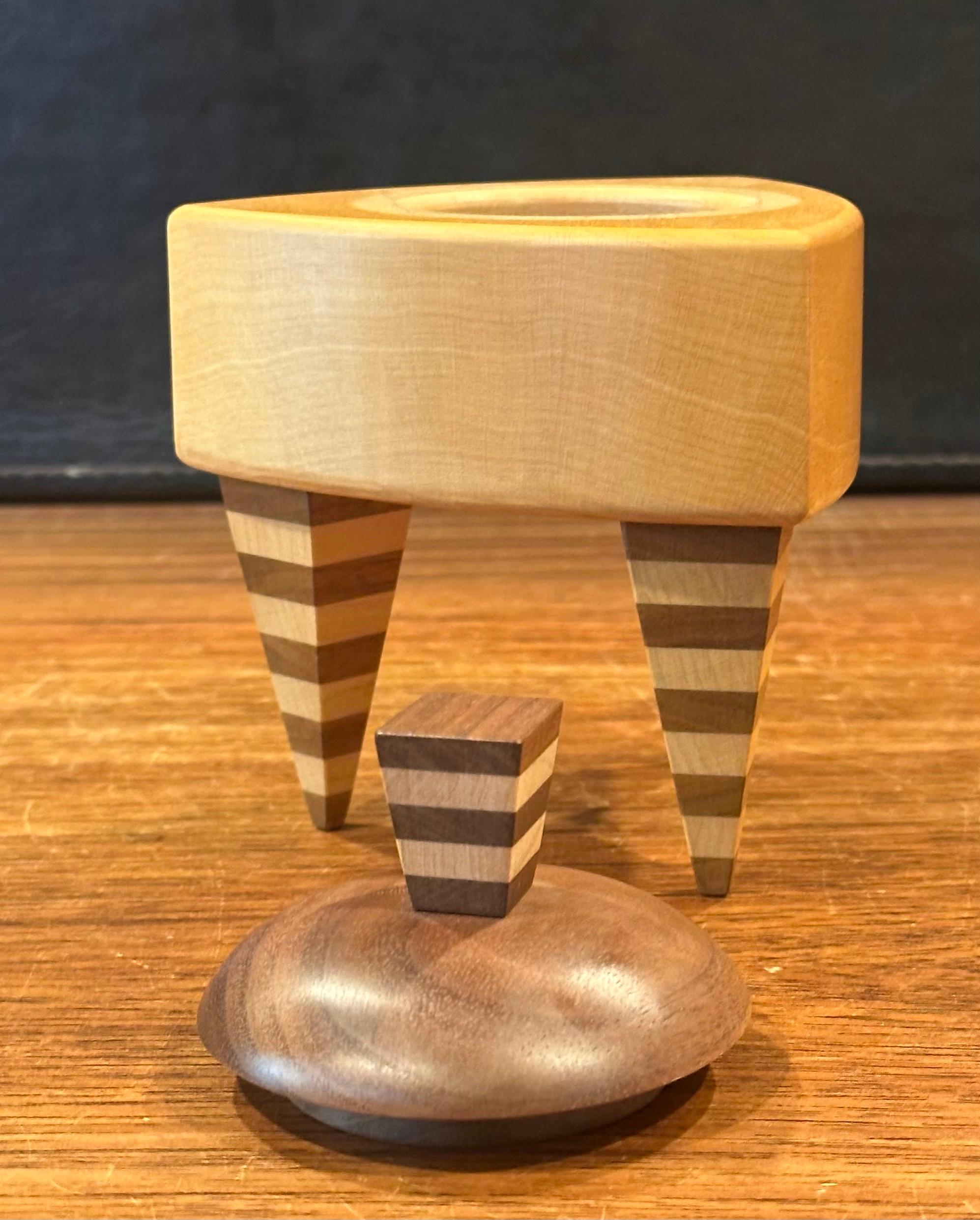 Caja de baratijas triangular de madera mixta estilo Memphis de Russ Keil siglo XX en venta
