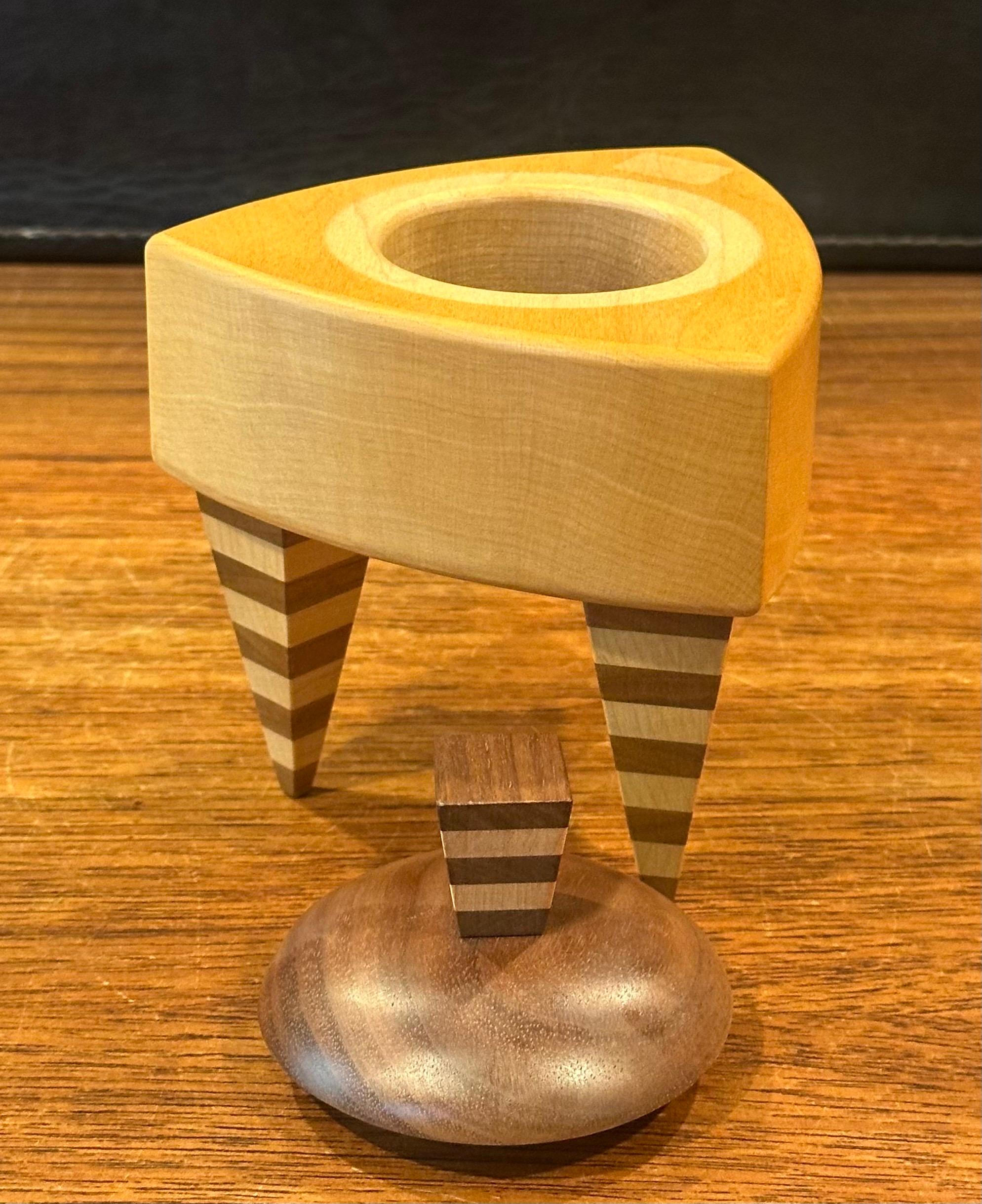 Caja de baratijas triangular de madera mixta estilo Memphis de Russ Keil Arce en venta