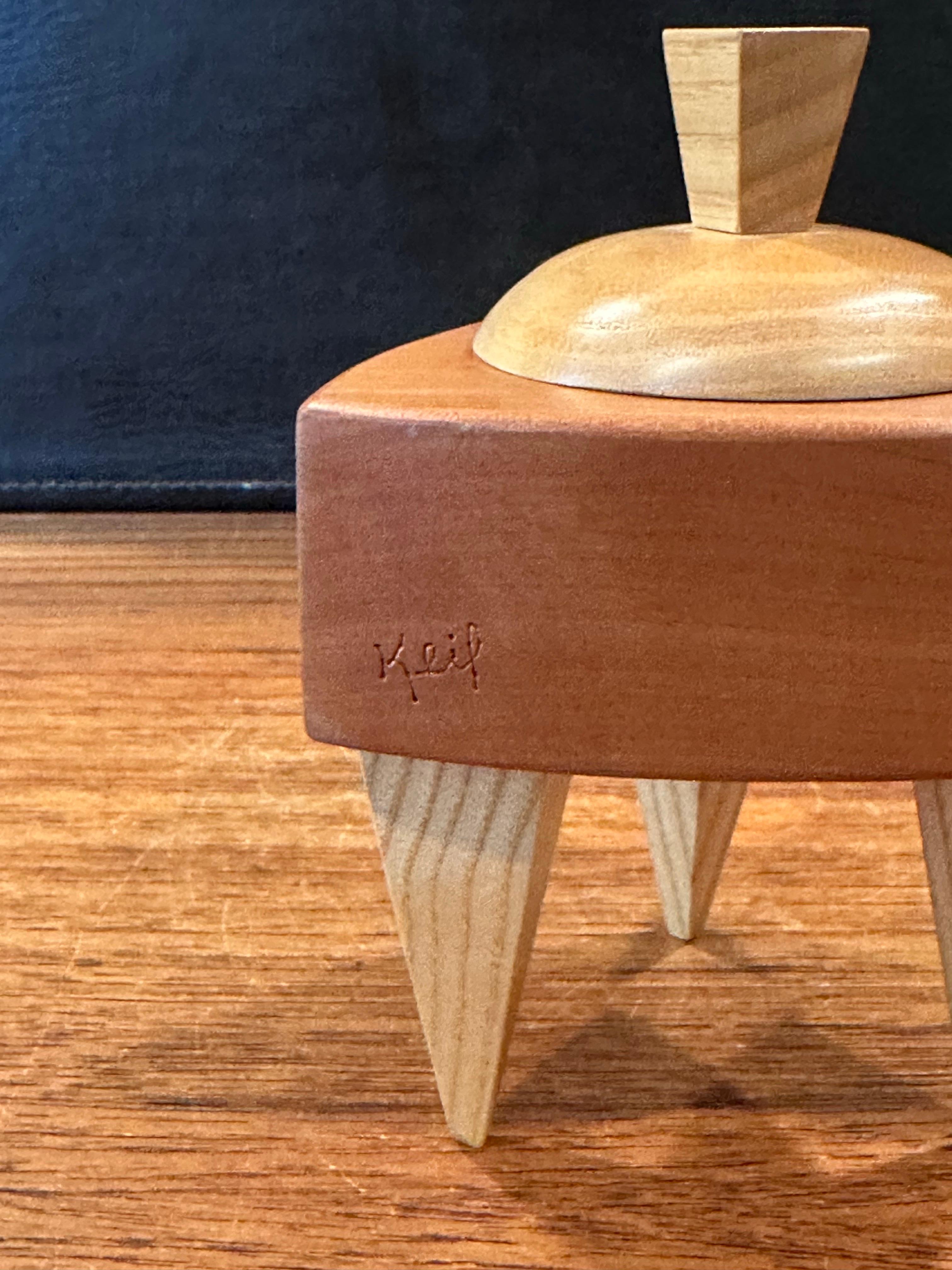 Boîte à bijoux triangulaire en bois mélangé de style Memphis de Russ Keil en vente 1