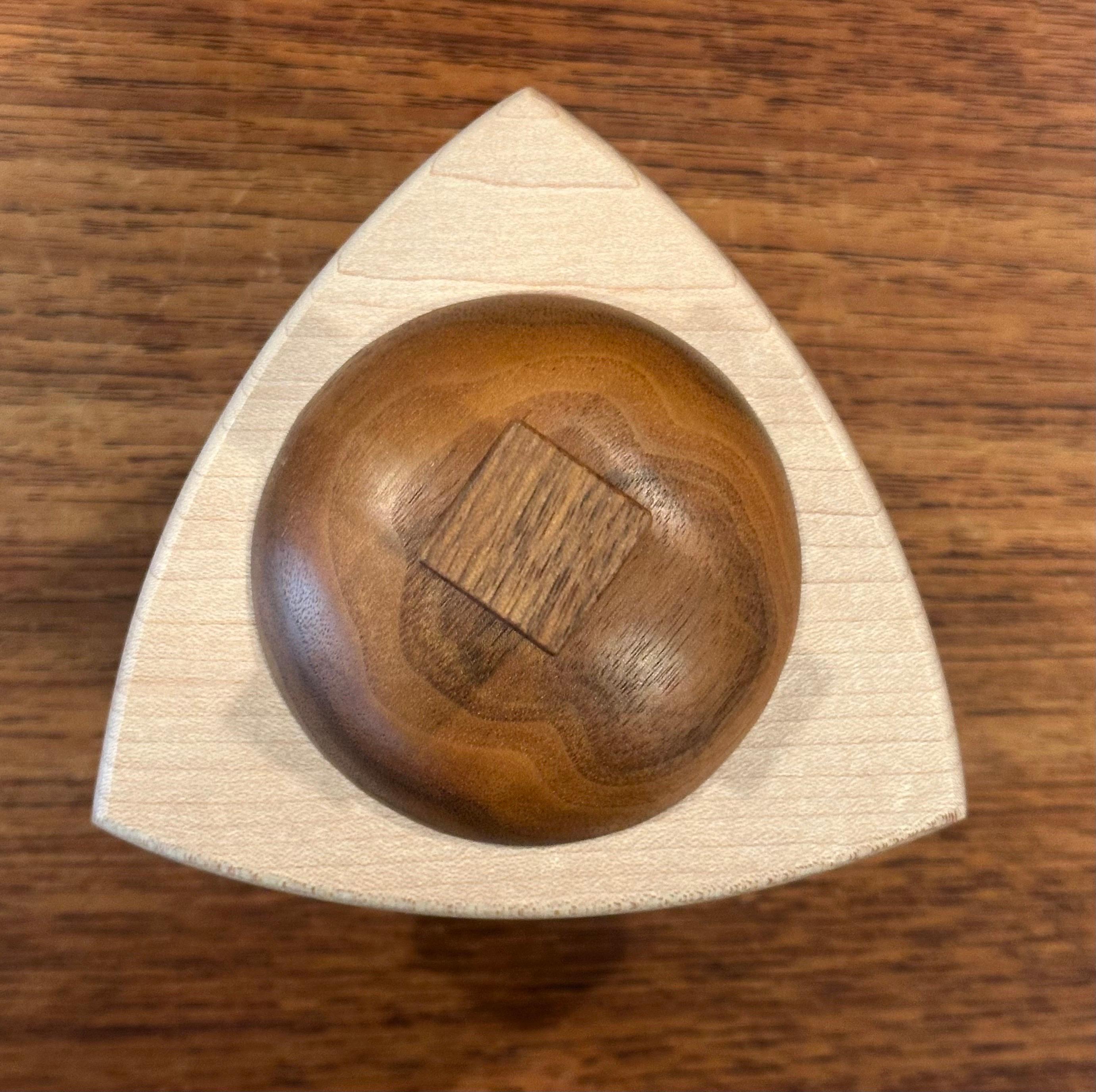 Boîte à bijoux triangulaire en bois mélangé de style Memphis de Russ Keil en vente 1