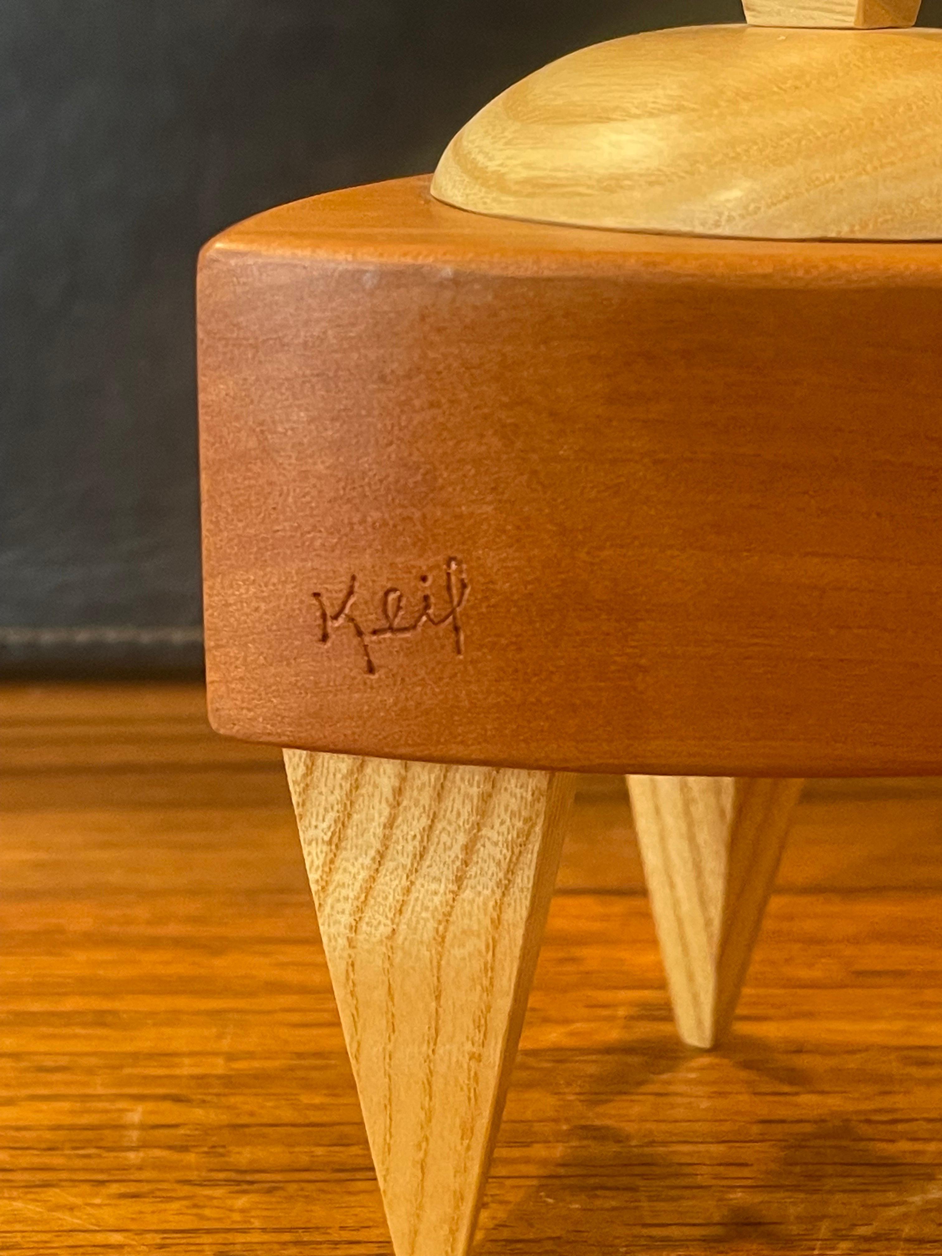 Dreieckige Schachtel aus gemischtem Holz im Memphis-Stil von Russ Keil im Angebot 1