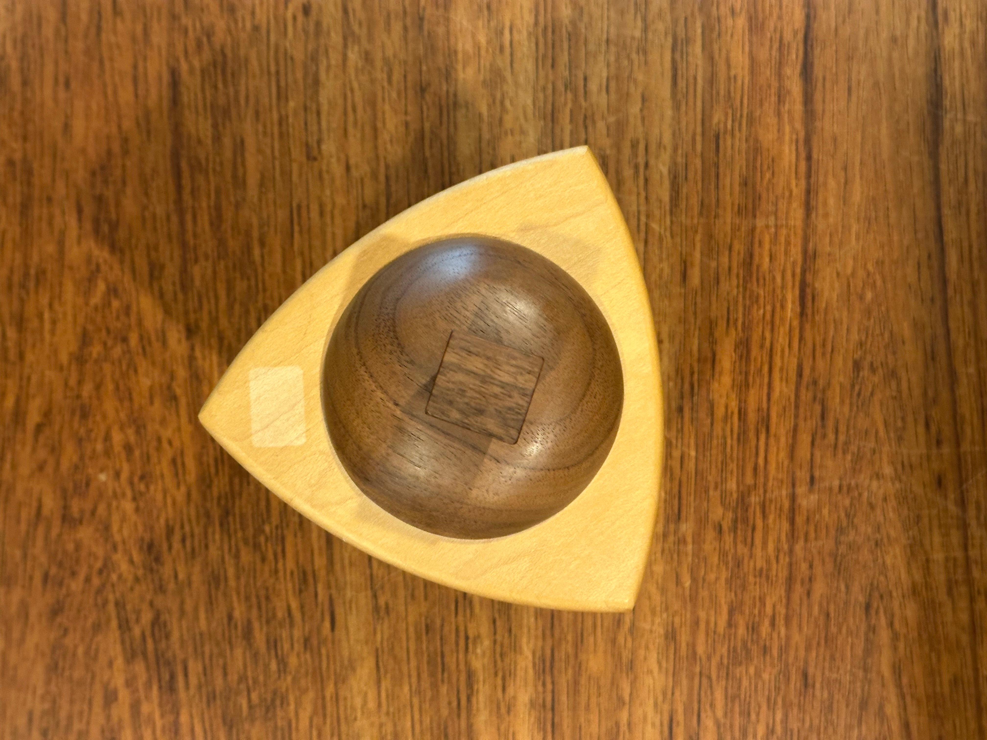 Caja de baratijas triangular de madera mixta estilo Memphis de Russ Keil en venta 1