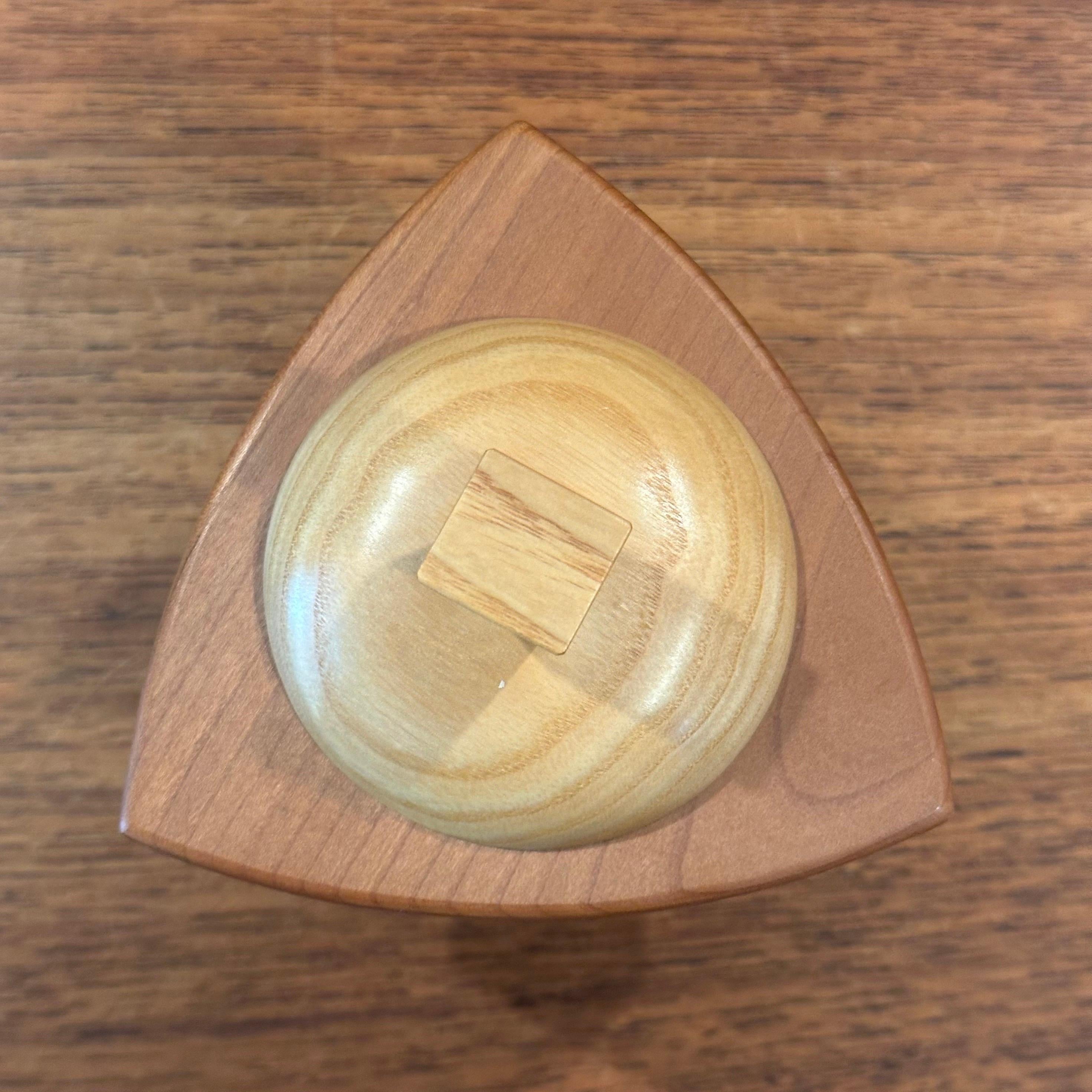 Boîte à bijoux triangulaire en bois mélangé de style Memphis de Russ Keil en vente 2