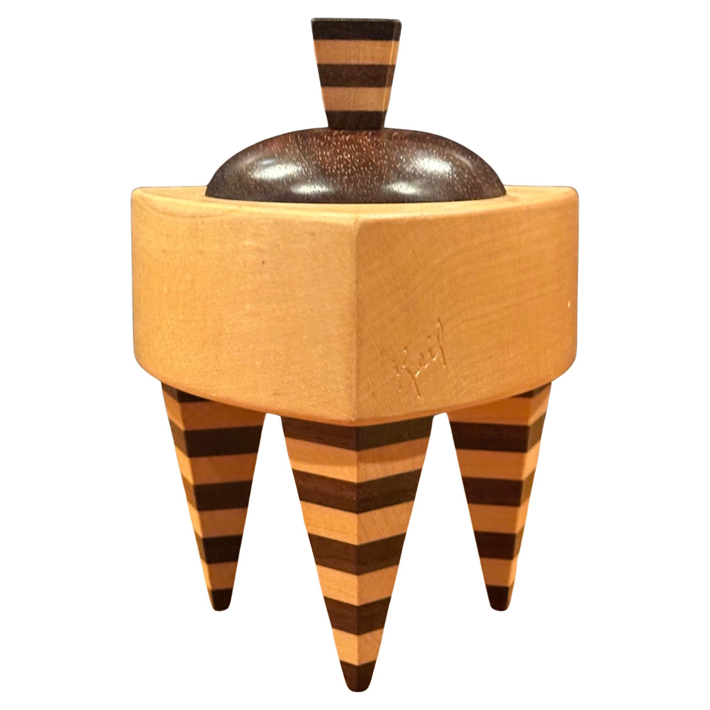 Caja de baratijas triangular de madera mixta estilo Memphis de Russ Keil