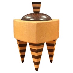 Caja de baratijas triangular de madera mixta estilo Memphis de Russ Keil