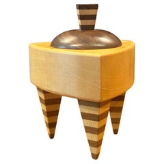 Boîte à bijoux triangulaire en bois mélangé de style Memphis de Russ Keil