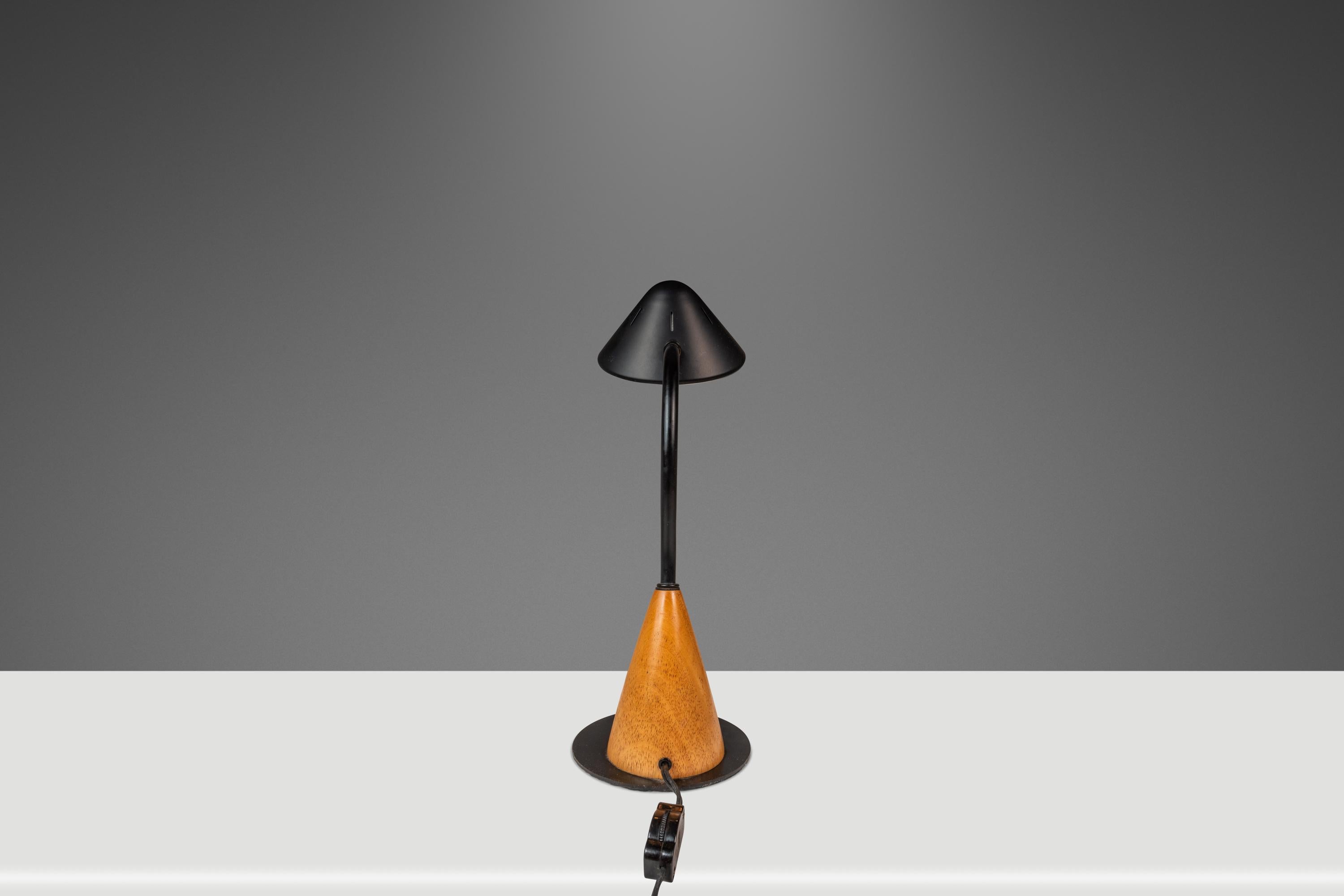 Memphis-Style 'UFO' Adjustable Halogen Table Desk Lamp w/ Oak Base, c. 1980s In Good Condition For Sale In Deland, FL