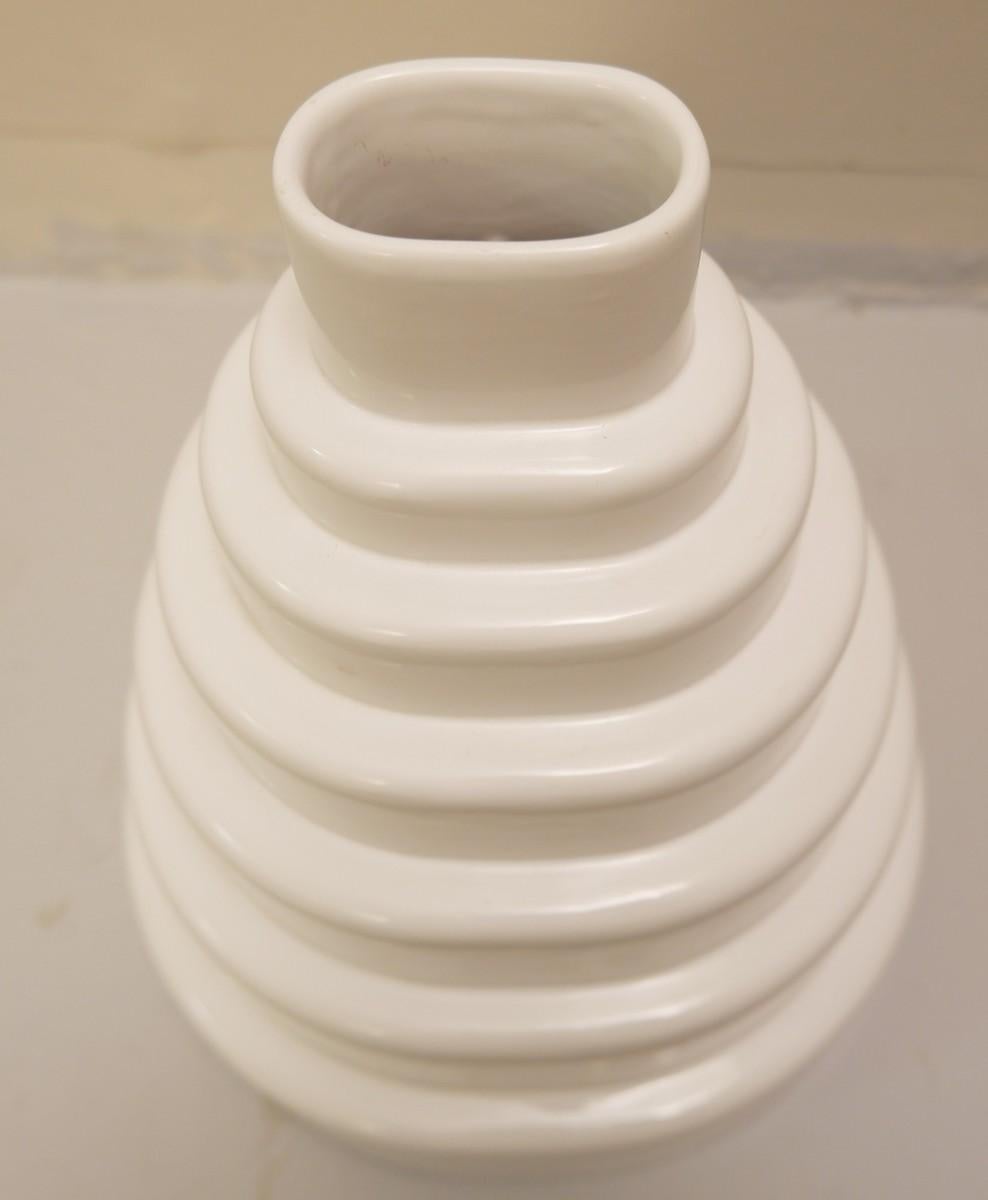 Mid-Century Modern Vase en céramique blanche de style Memphis, Italie en vente