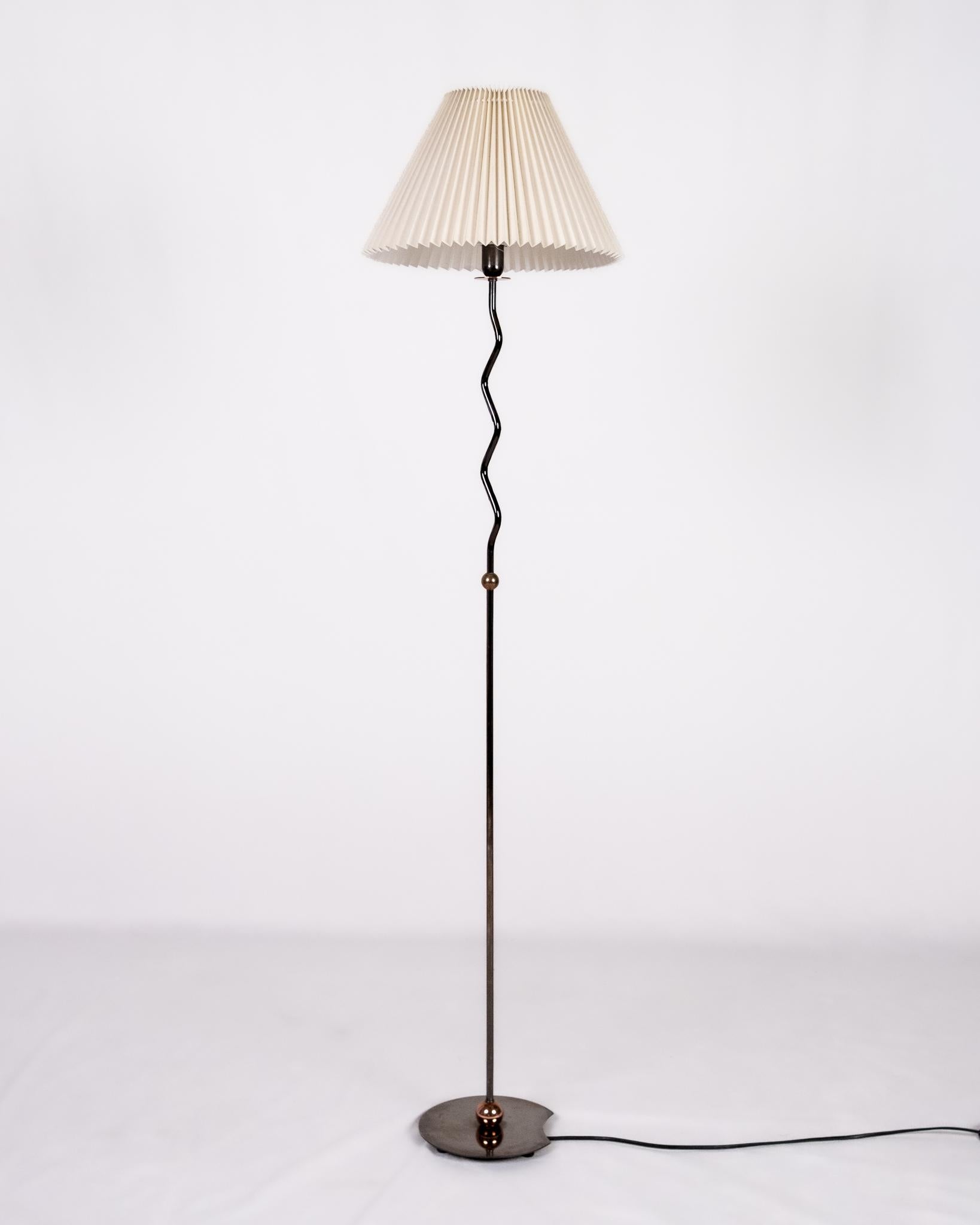 Memphis style zigzag floorlamp, made in the 1980s, in dark grey chromed metal, with copper shades details.
Very elegant and delicate.
Pleated lampshade.
Very good condition.

Dimensions : H144cm D35cm (base D20cm)