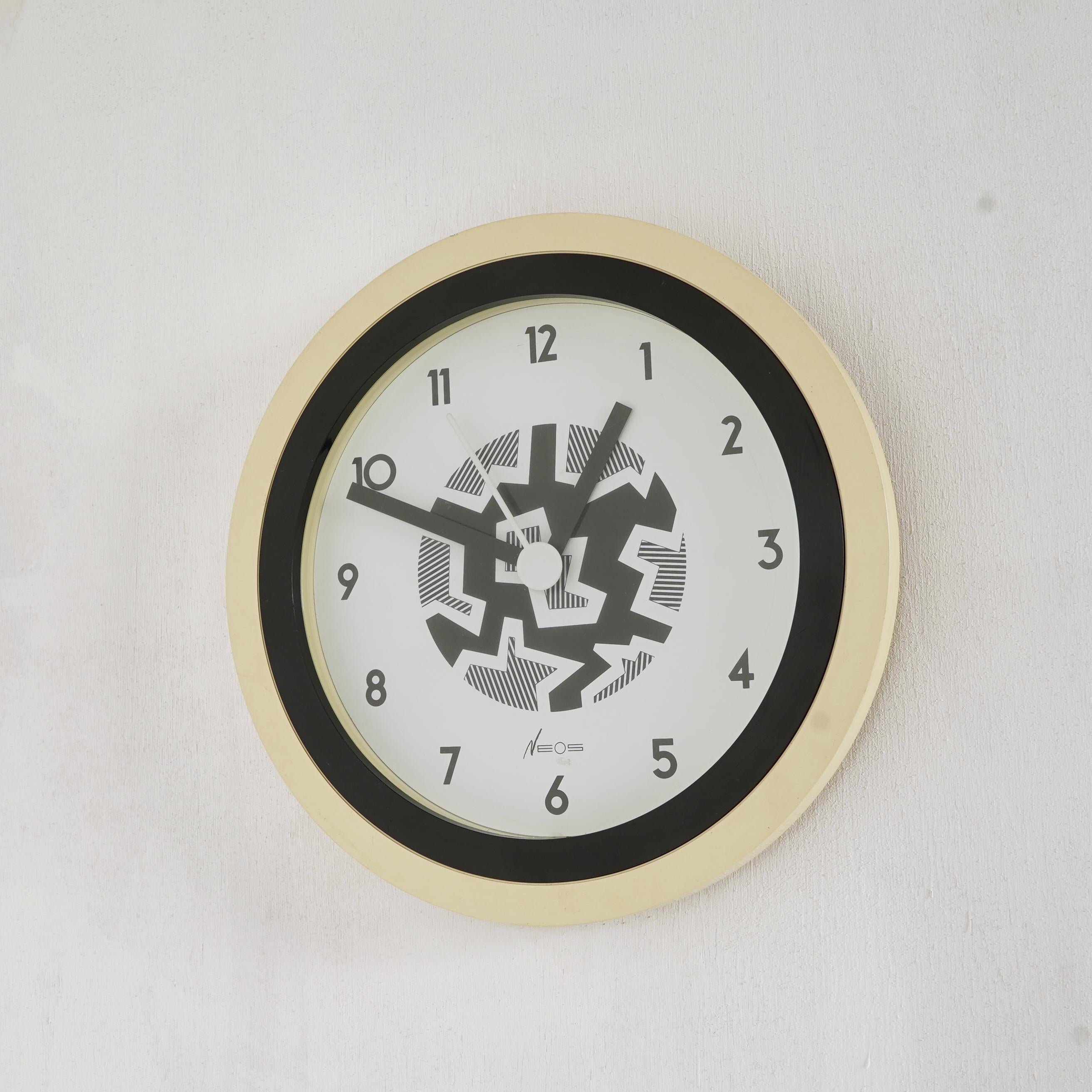 Postmoderne Horloge murale Memphis de George Sowden & Nathalie du Pasquier pour NEOS Lorenz en vente