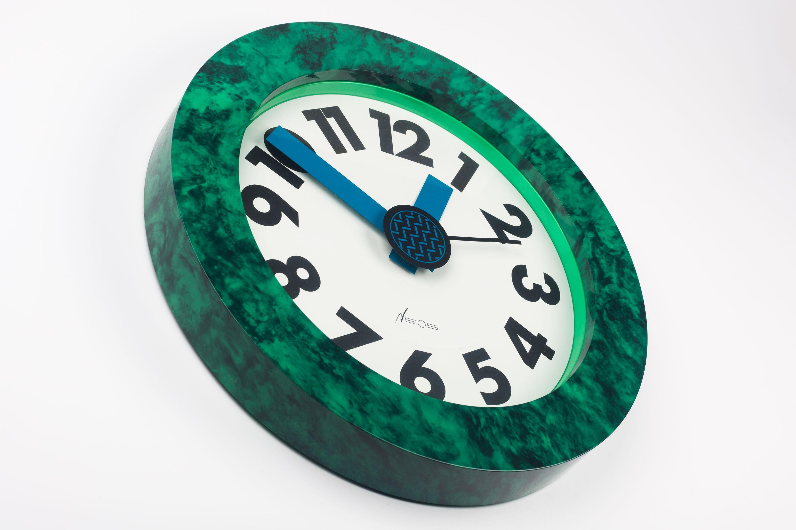 Italian Memphis Wall Clock Green Marble Pattern du Pasquier and Sowden, Neos Italy 1980s