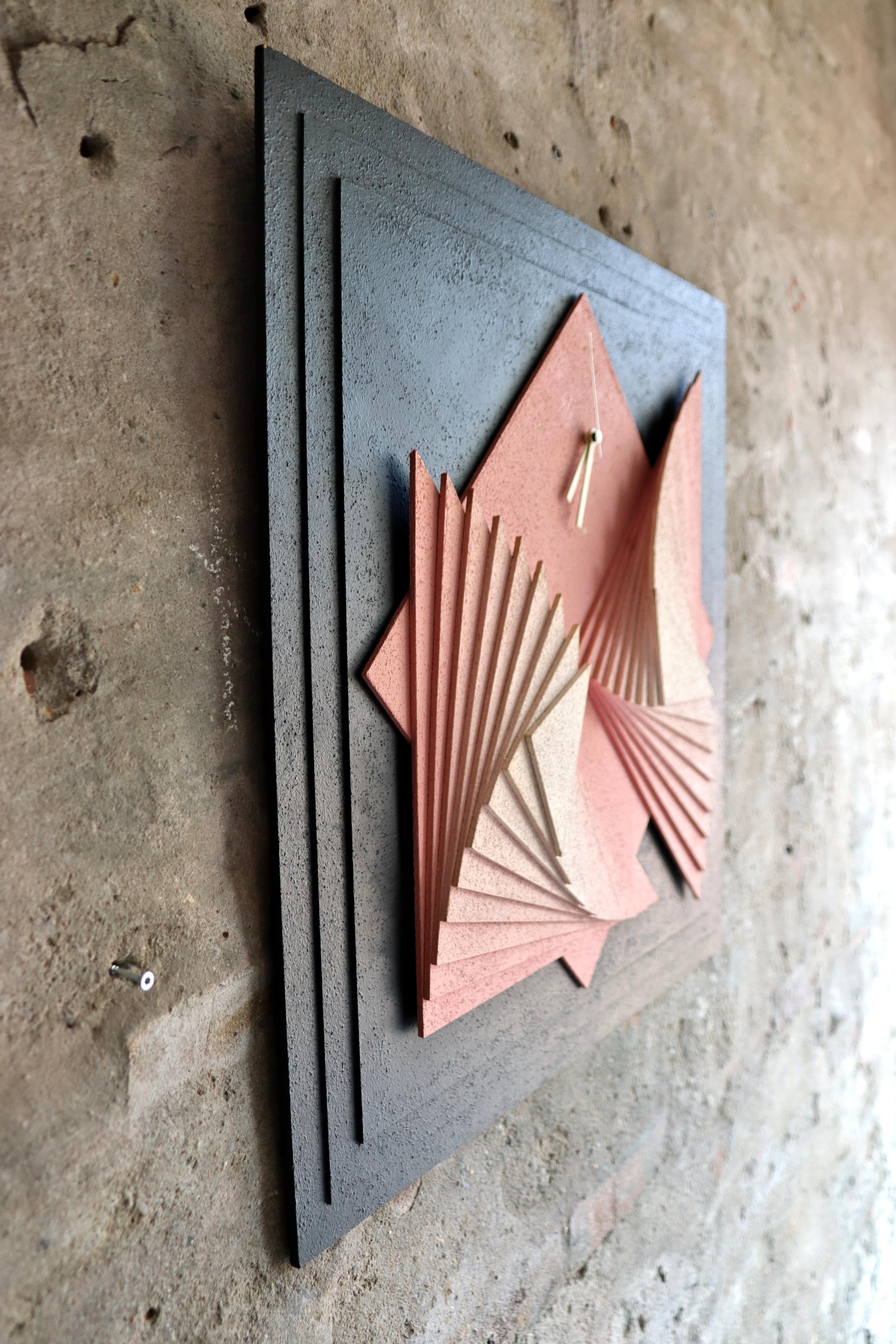 Plâtre Horloge murale Memphis - rose - fait main - années 1980 en vente