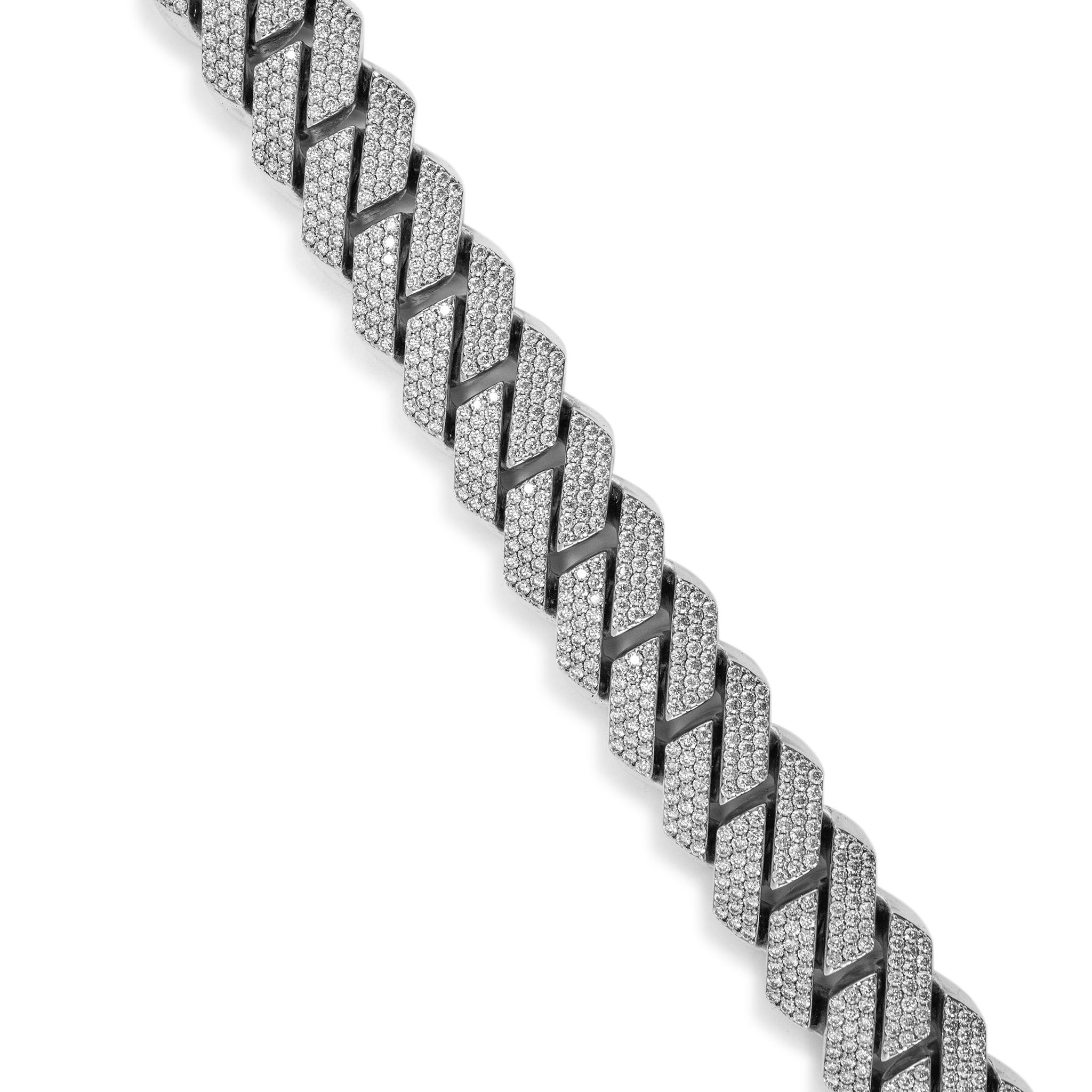 Gender: Men

Metal Type: 925 Sterling Silver

Length: 20.00 inches

Width: 17.00 mm

Weight: 344.67 grams

Men's silver Cuban link chain.

Pre-owned in excellent condition. Might show minor signs of wear.

Pavé set in 925 (sterling) Silver