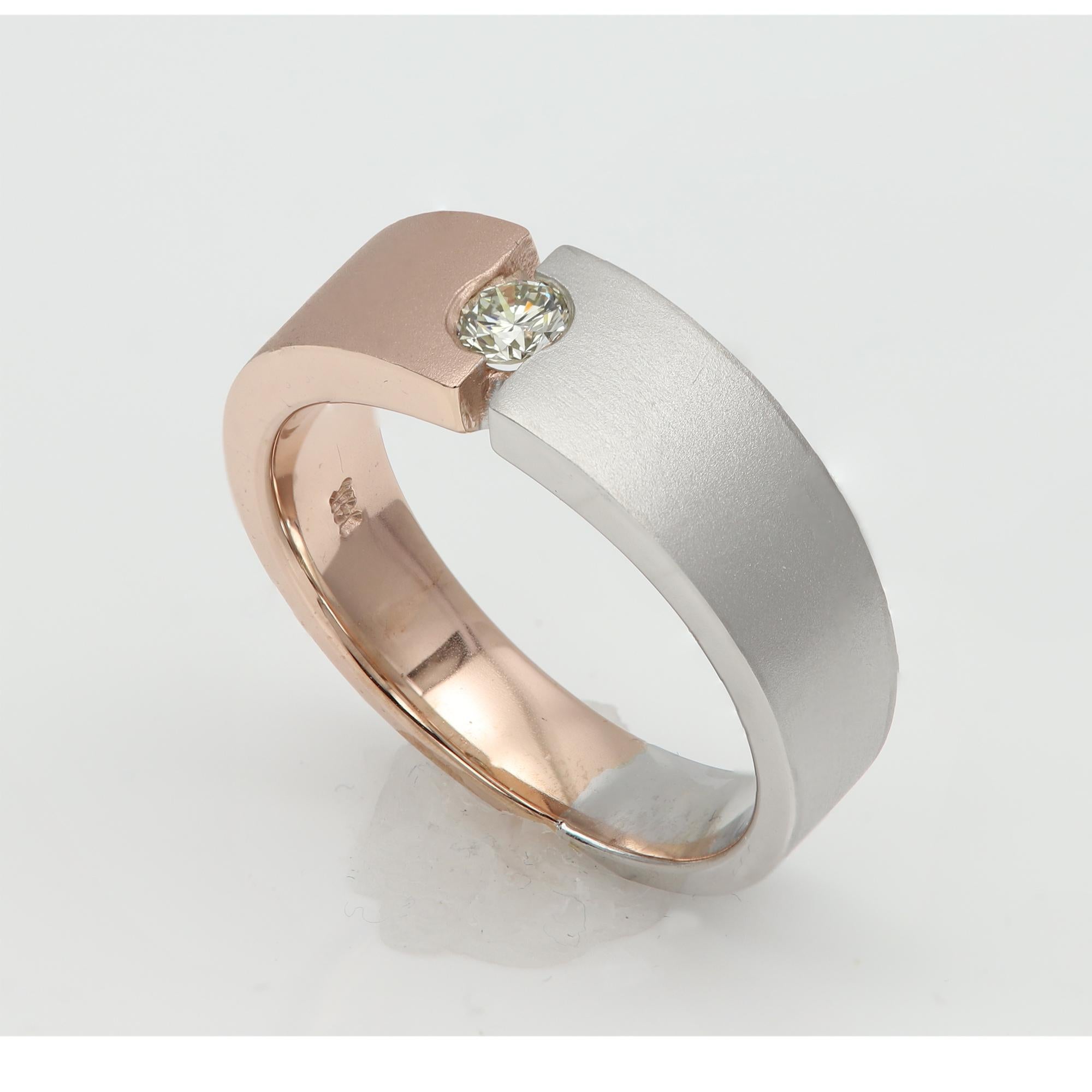 Anello da uomo con diamante a fascia bicolore in oro 14 carati finitura opaca in vendita 1