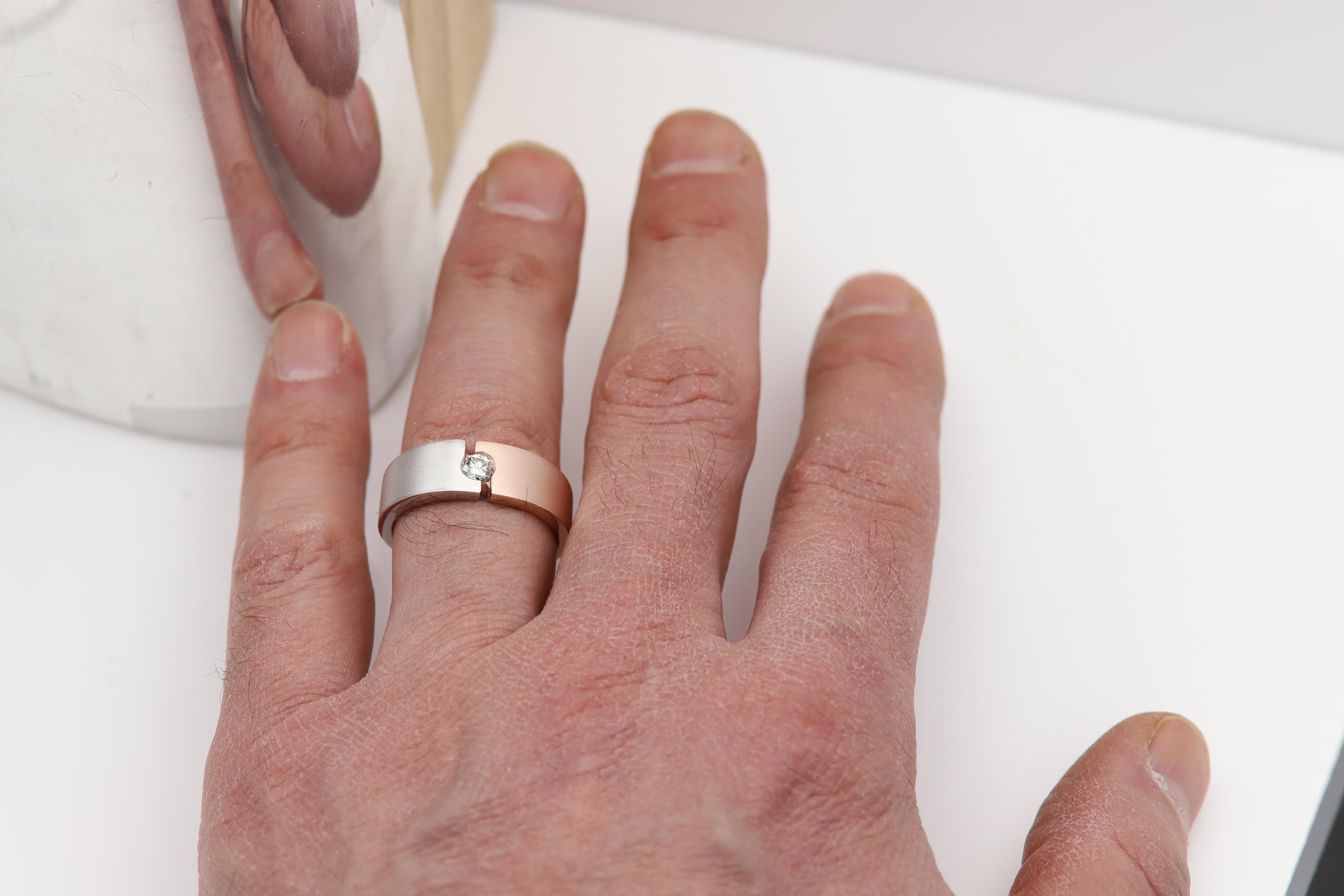 Anello da uomo con diamante a fascia bicolore in oro 14 carati finitura opaca in vendita 2