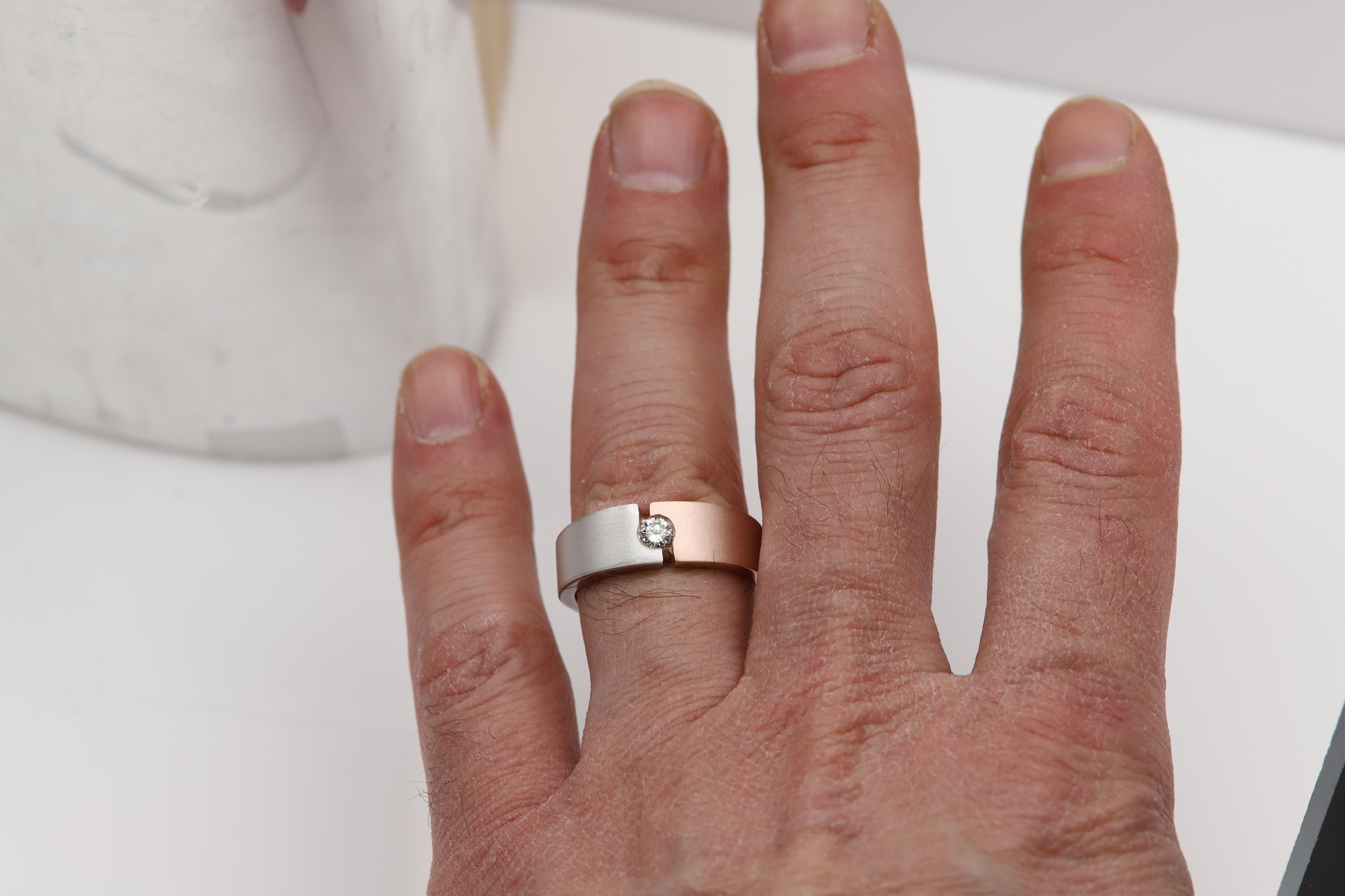 Anello da uomo con diamante a fascia bicolore in oro 14 carati finitura opaca 6