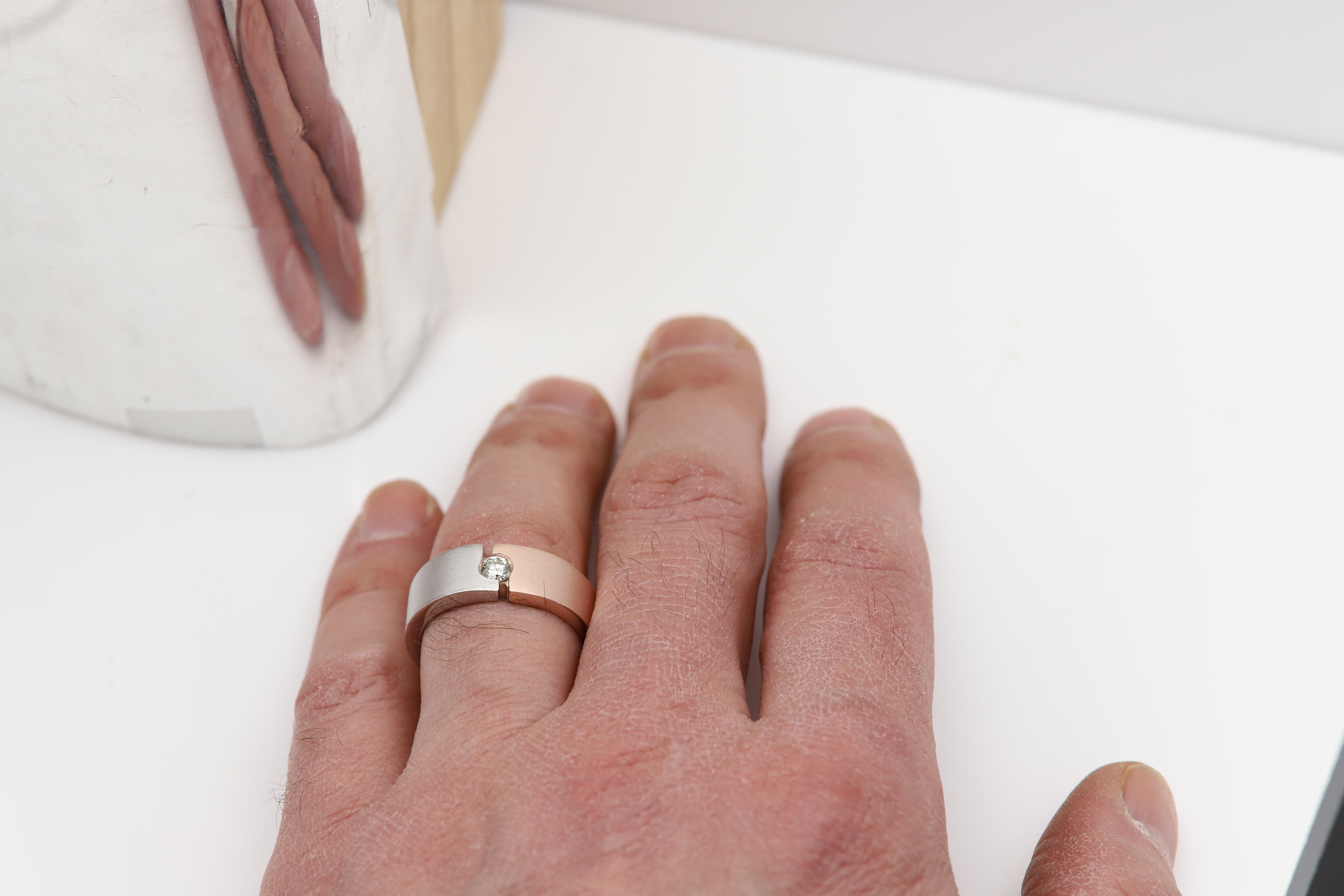 Anello da uomo con diamante a fascia bicolore in oro 14 carati finitura opaca 7