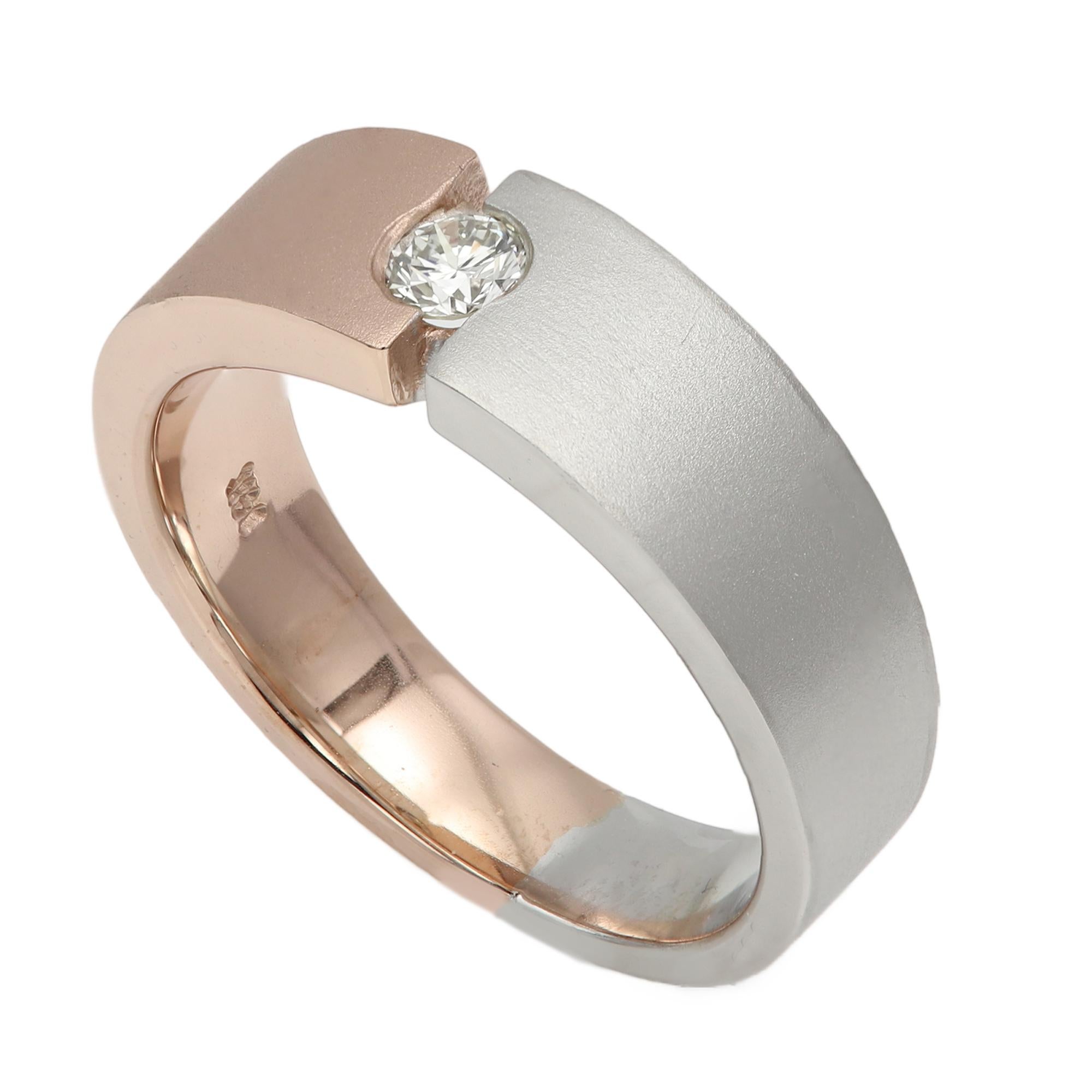 Anello da uomo con diamante a fascia bicolore in oro 14 carati finitura opaca 9