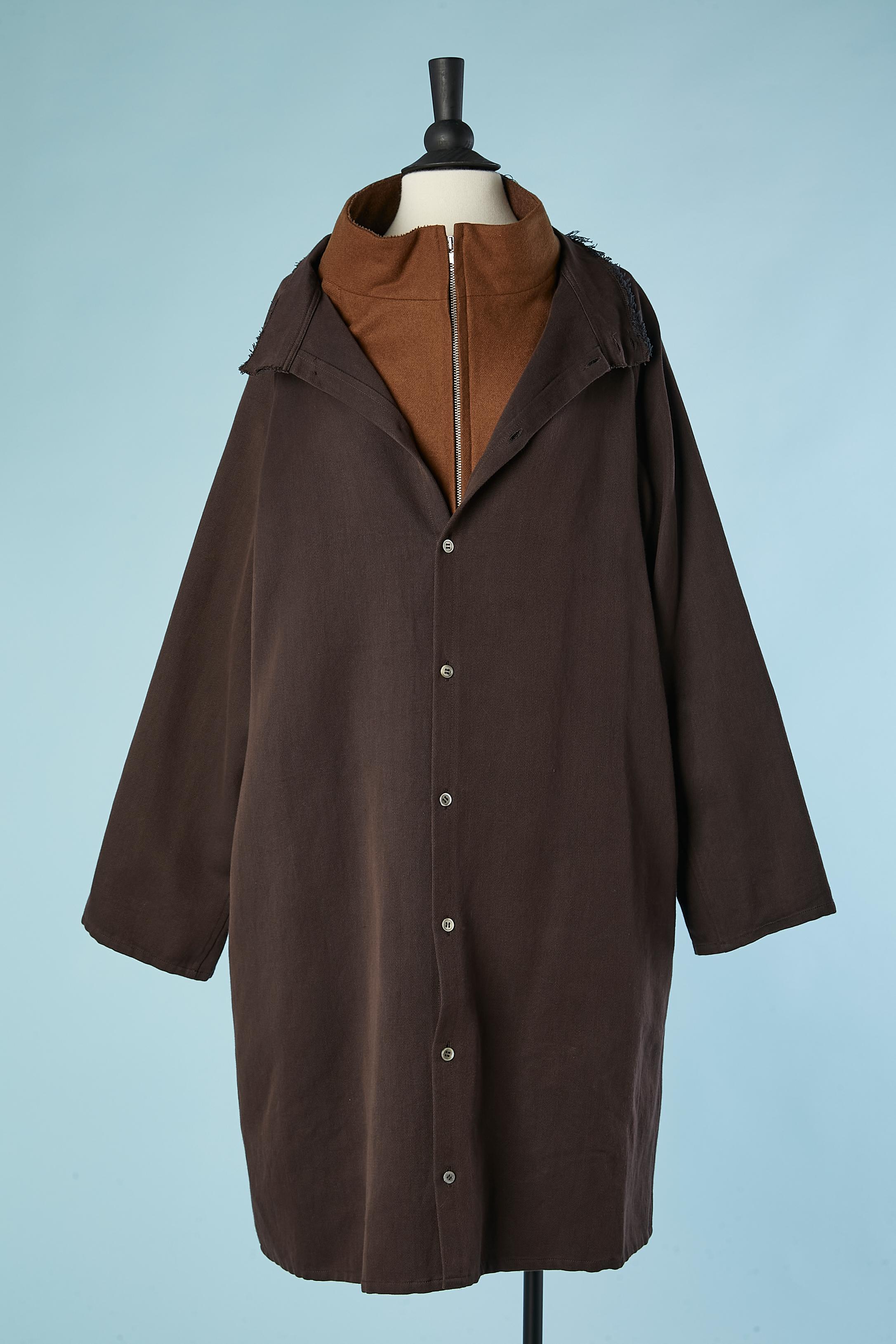 Double-lays coat  made of one in cotton and one in wool. Fabric composition of the top coat : 76% cotton, 24% paper.
Second coat: 90% wool, 10% nylon
The cotton coat is close with mother-of-shell buttons and has raw-cut edge collar + pockets on both