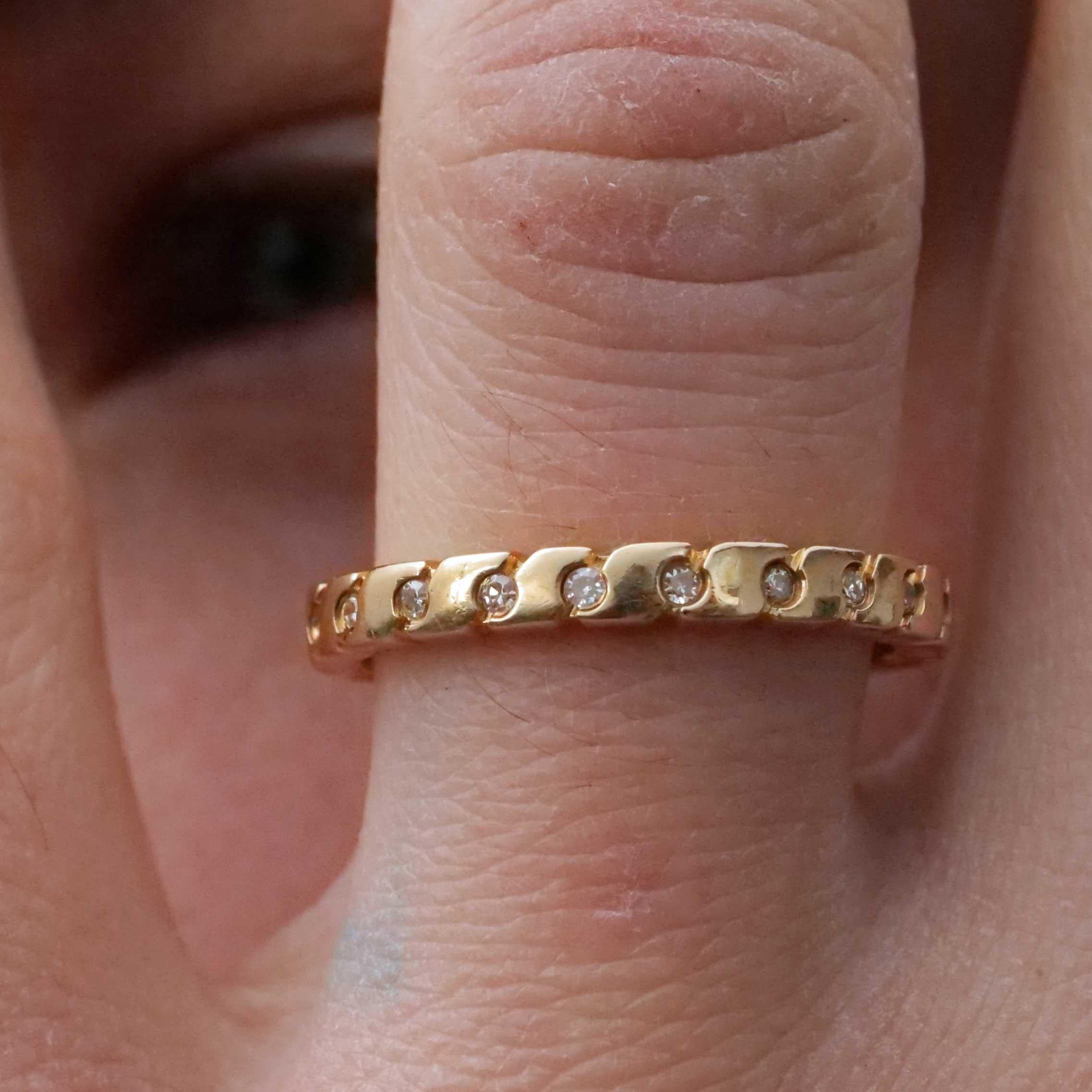 Beautiful men's jewelry is rare, here we have an eternity ring in an S-shaped design similar to puzzle-like elements, also with subdivisions on the side, 22 diamonds totaling approx. 0.25 ct, TW (fine white) / VS-SI (very small-small inclusions ),