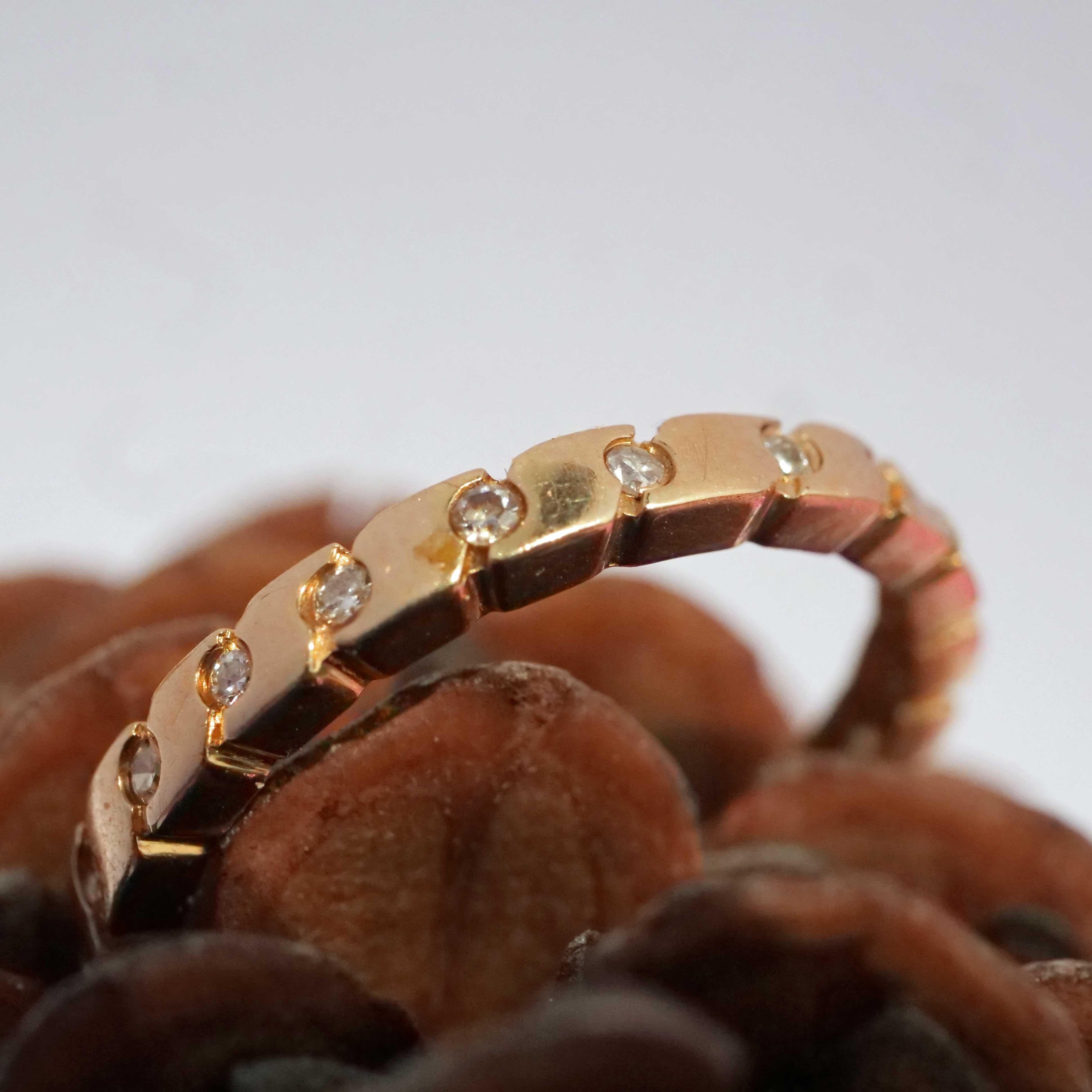 Men Eternity Ring S-shaped Design 22 Diamonds 0.25 ct TW VS-SI Yellow Gold 14 kt In Good Condition For Sale In Viena, Viena