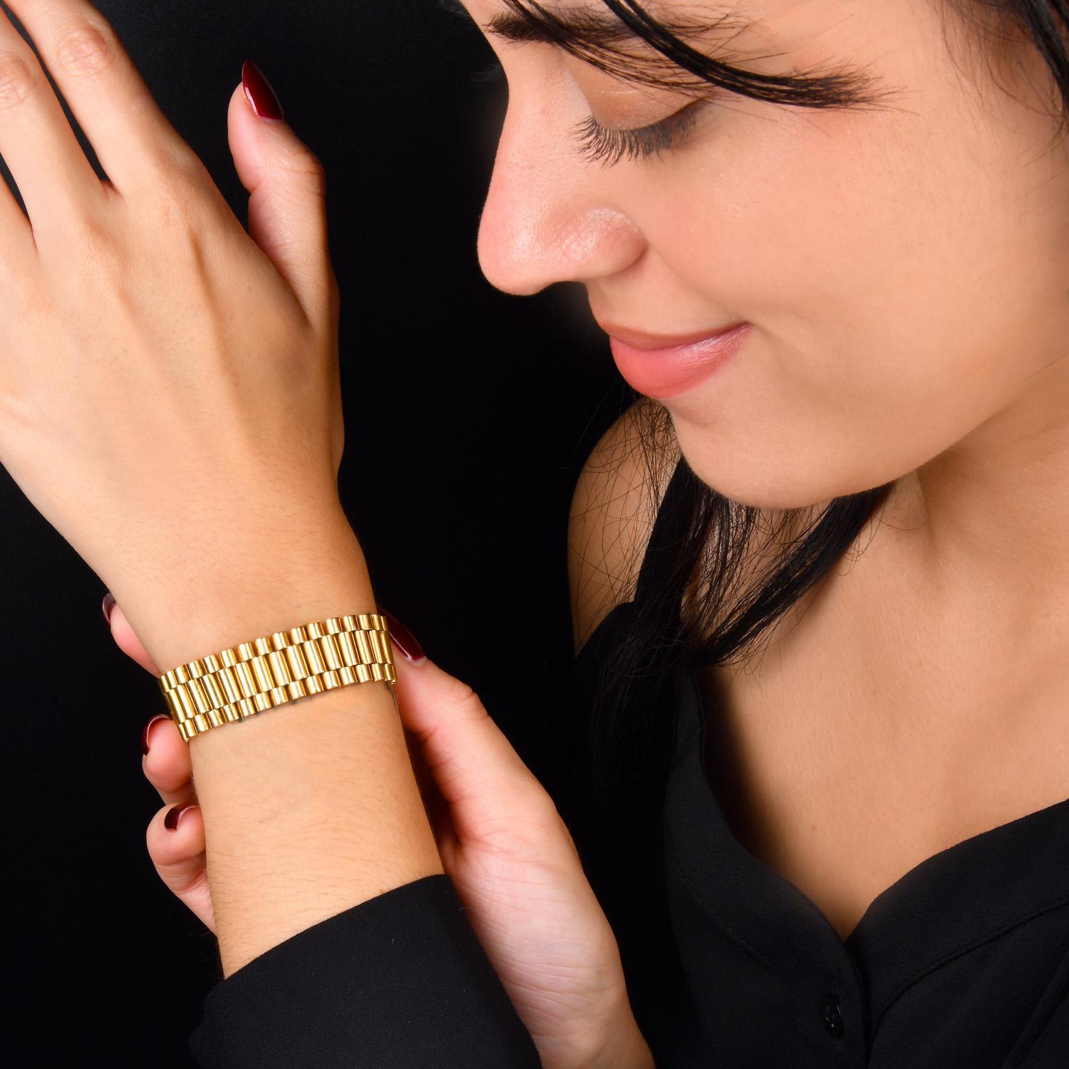Men Fancy 14K  Wide Link Yellow Gold Bracelet In Excellent Condition For Sale In Miami, FL