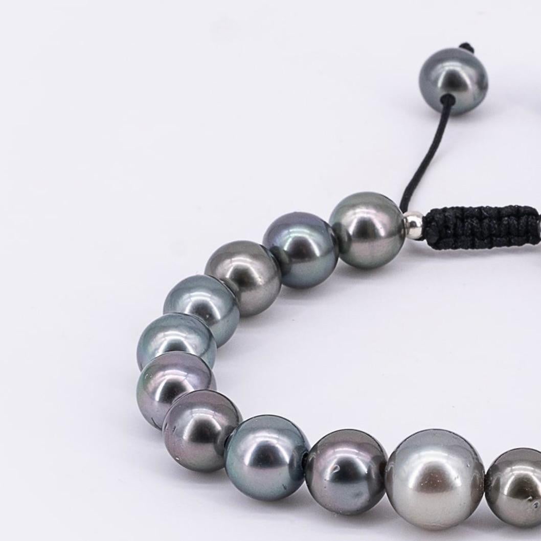 Un modo classico e moderno di indossare le perle. Questo bracciale è composto da bellissime perle di Tahiti di colore grigio e di qualità A+/ -AA. 
Il diametro medio è di 10 mm. Il bracciale può essere chiuso con un cordoncino nero che lo fa