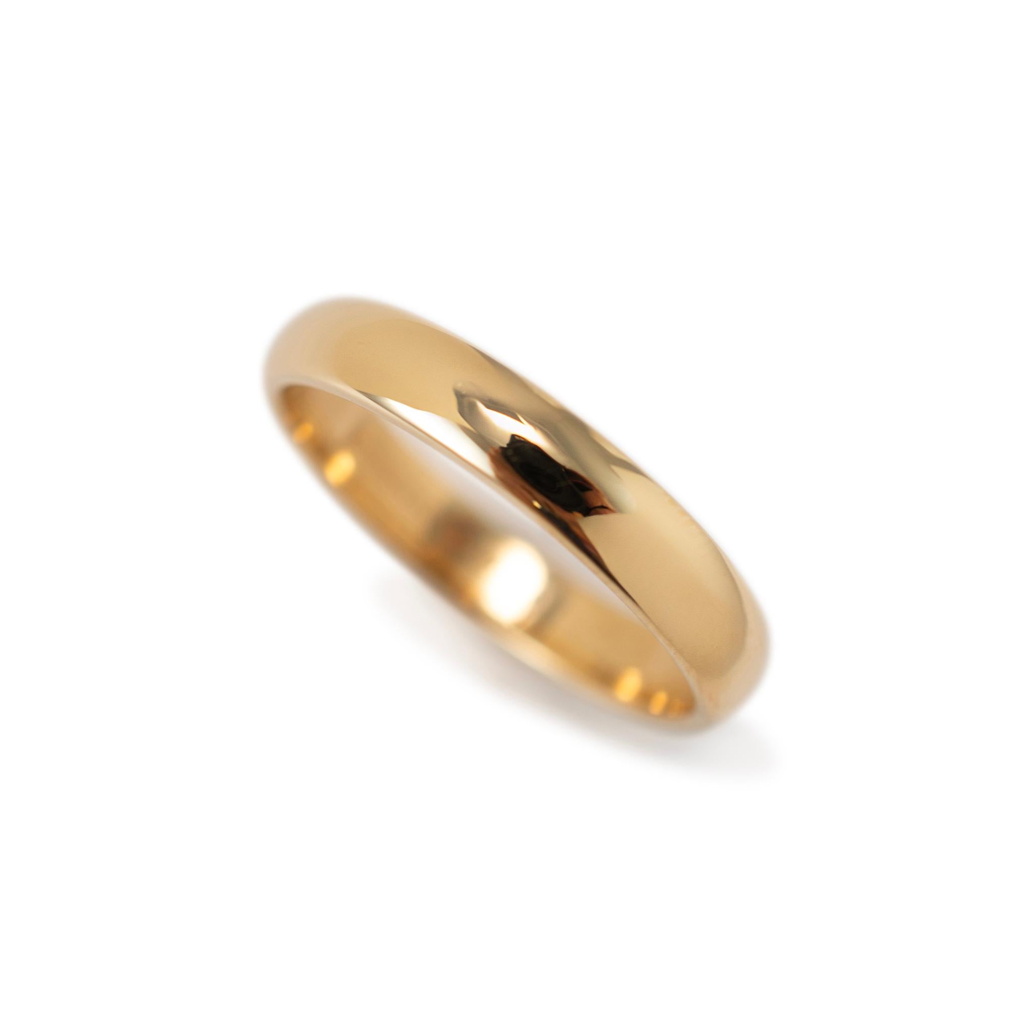 Marque : Tiffany & Co.

Genre : Hommes

Type de métal : Or jaune 18K

Taille de l'anneau : 11.75

Largeur : 4.50 mm

Poids : 7.38 grammes

Alliance pour homme en or jaune 18 carats poli, fabriquée par Tiffany & Co., avec une tige demi-ronde. Gravé