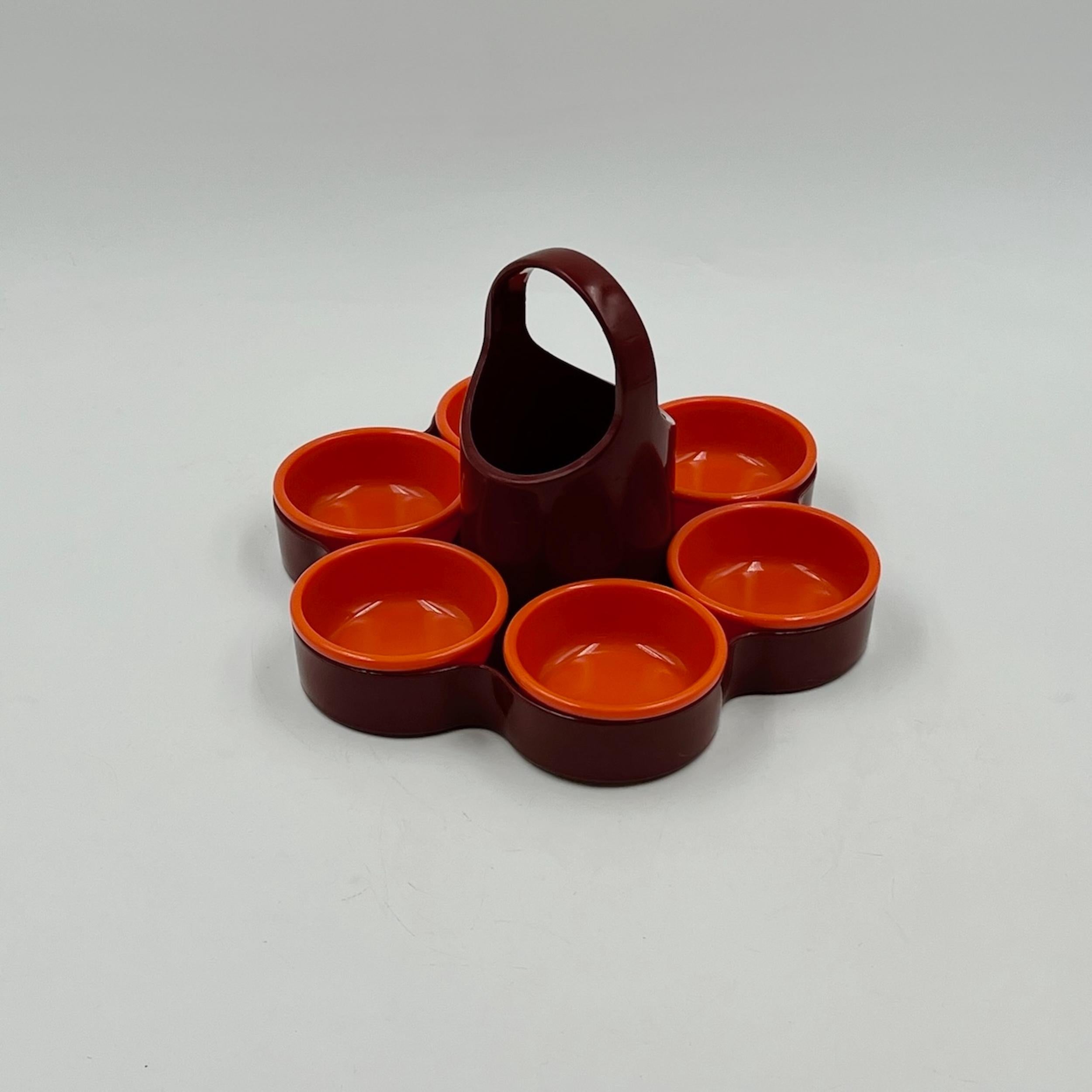 Infuse your space with the refined allure of retro 70s decor, embodied in this vintage Emsa Menage Aperitivo set from West Germany. A masterpiece of mid-century design, this set features one rich brown plastic support with a gracefully integrated