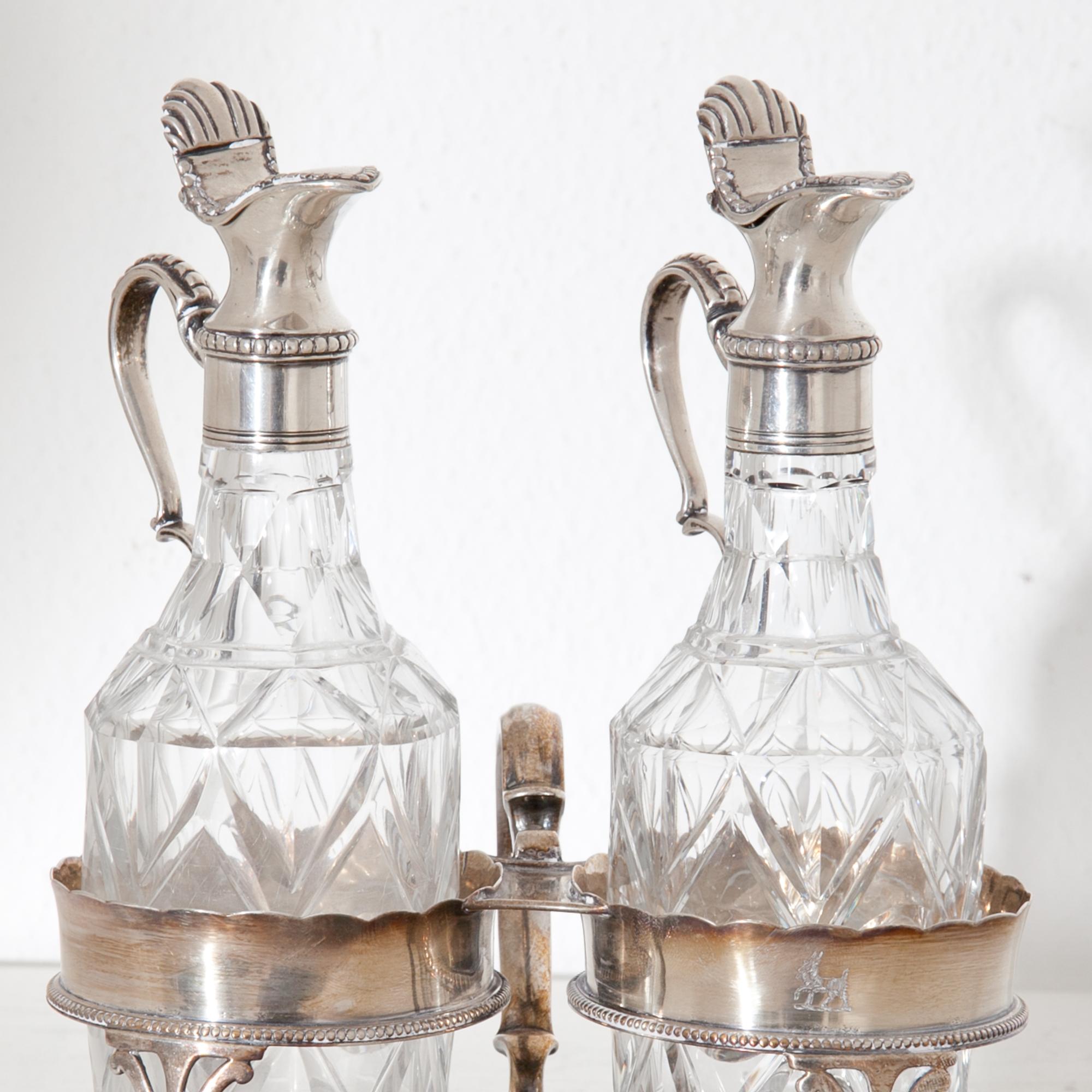Serraglio con montatura in argento con incisione di capra e due bottiglie di vetro. Timbrato Inghilterra, circa 1770.