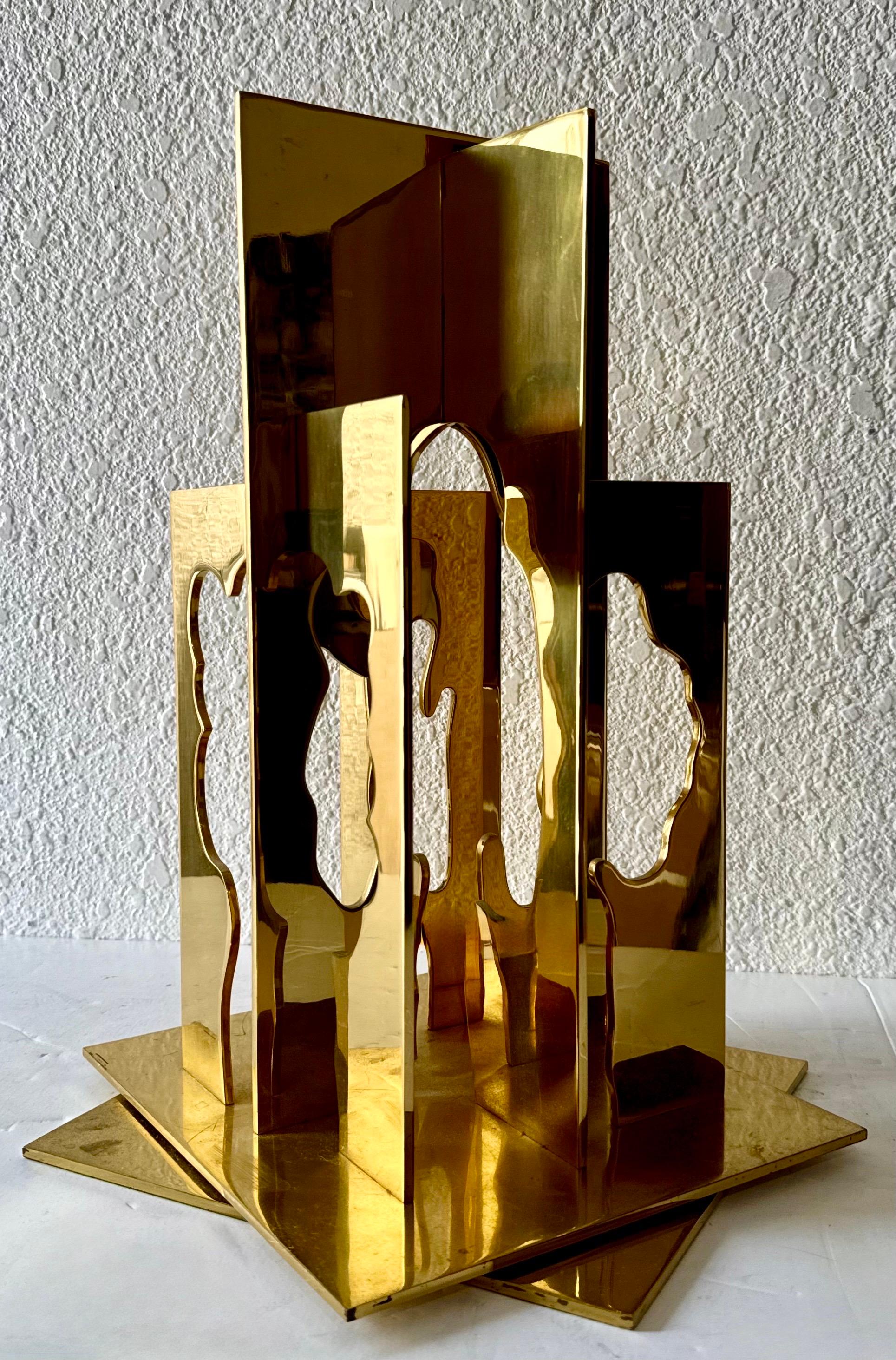 
El célebre escultor israelí Menashe Kadishman (1932-2015),
CONTINUO, 1979, 
escultura metálica giratoria, 
Dimensiones 16,5 x 10 x 9,25 pulgadas.
Firmado y numerado a mano en la placa de dedicatoria montada en la parte inferior, 18 de una edición