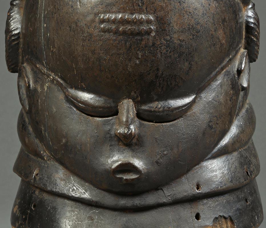 Masque Mende Bundu ou Sowei de la Sande Society, Sierra Leone, Afrique, début du XXe siècle.
Le seul masque en bois d'Afrique porté exclusivement par des femmes. Un exemplaire ancien, finement sculpté, avec un visage très expressif et une patine