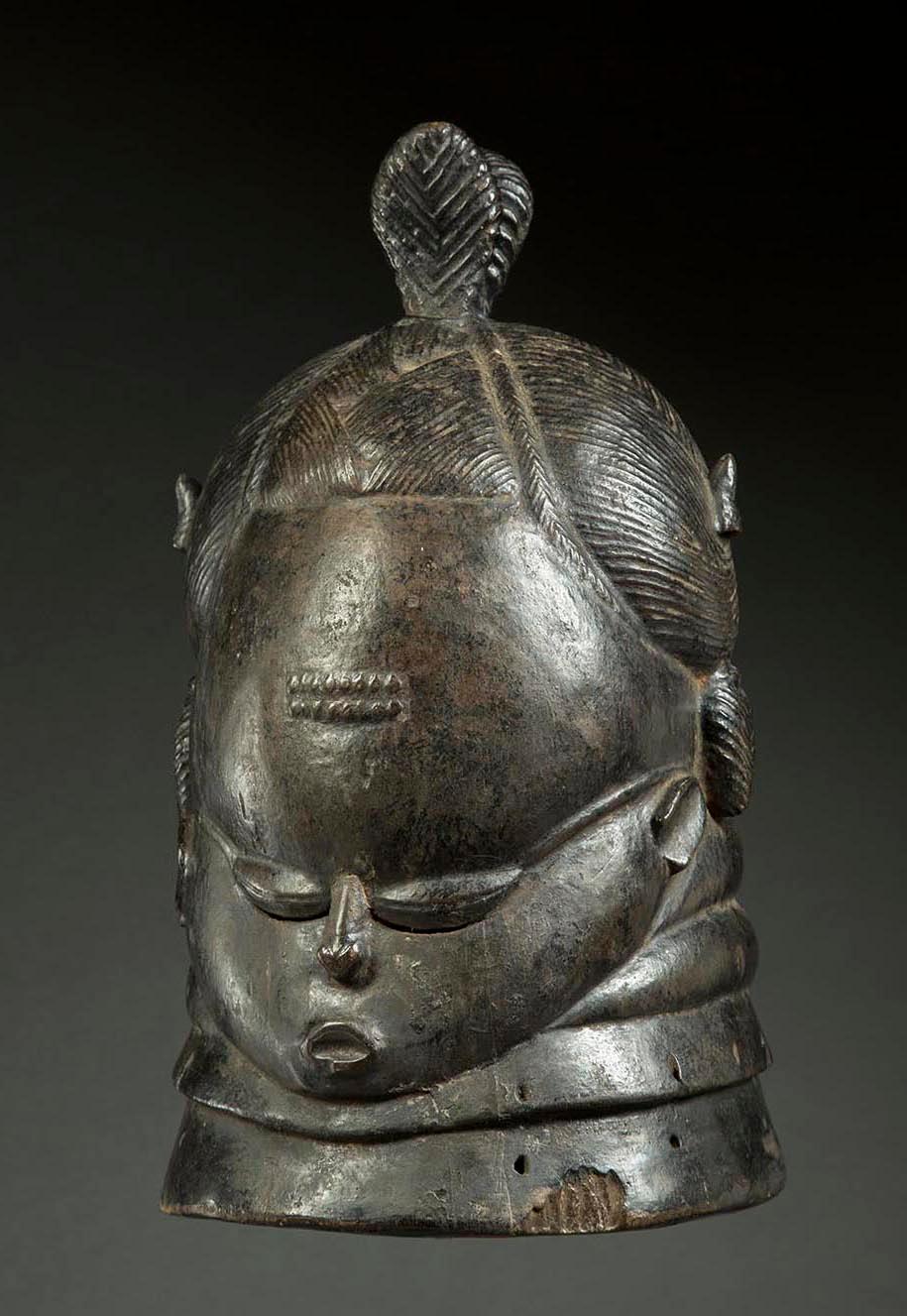 Bois Masque de casque pour femmes de la société Bundu Sande, Sierra Leone, Afrique en vente