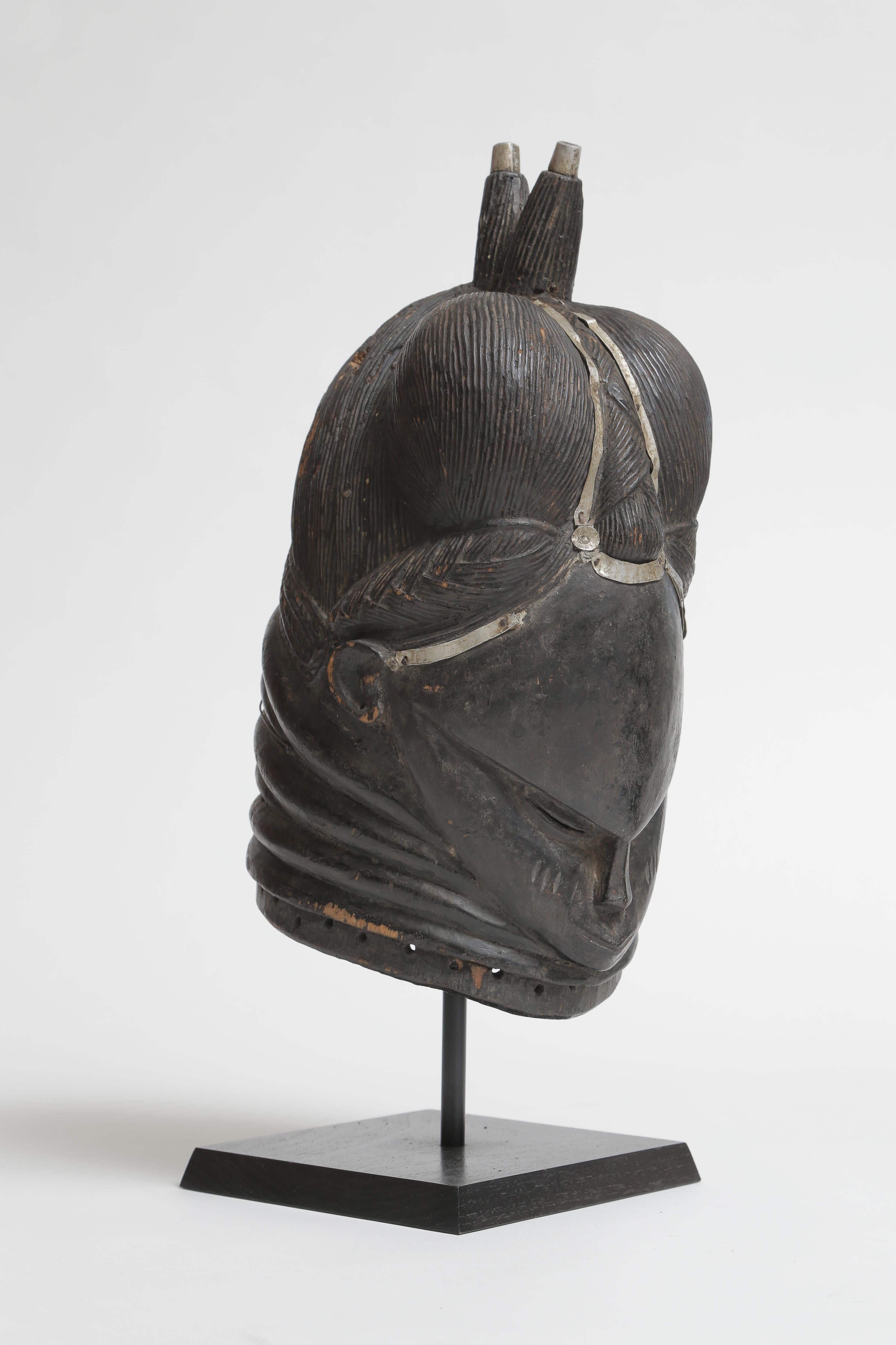 An early 20th century example.
The masks of the Sande society were used exclusively in masquerade performances by the women of the tribe.
The Mende tribe is located in Sierra Leone.