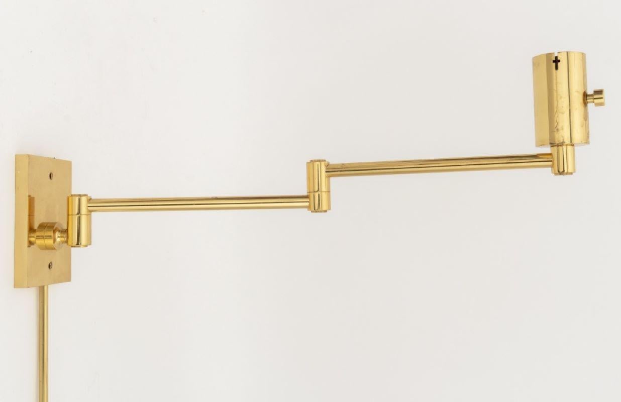 Ottone Applique moderne a braccio oscillante in ottone Mendizabal, coppia in vendita
