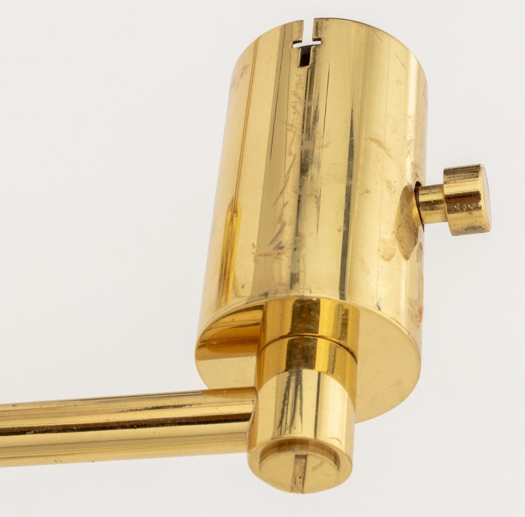 Applique moderne a braccio oscillante in ottone Mendizabal, coppia in vendita 1
