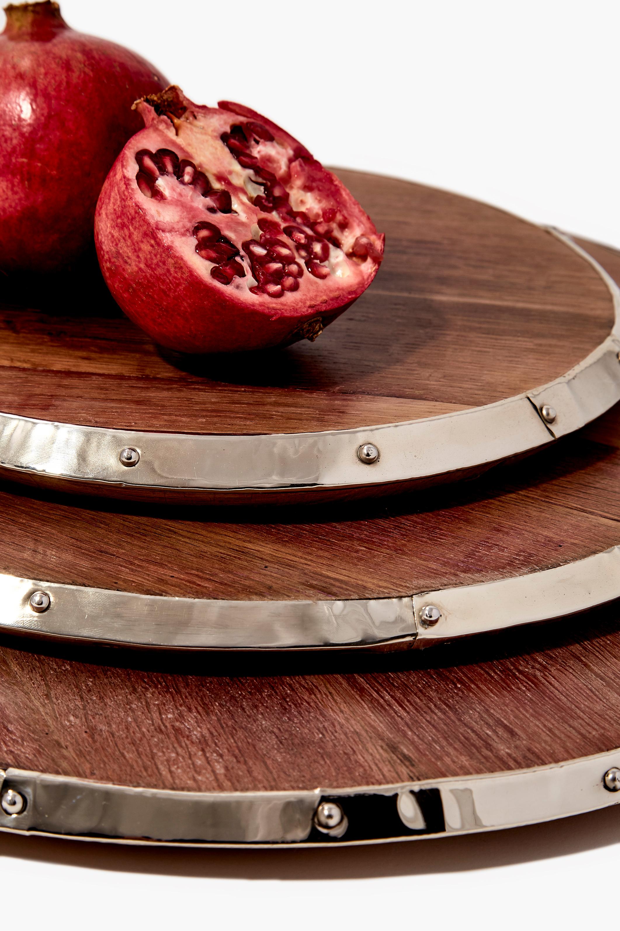 Bandeja redonda grande Mendoza, madera de barril reciclada y alpaca plateada en Nuevo estado para la venta en Buenos Aires, AR