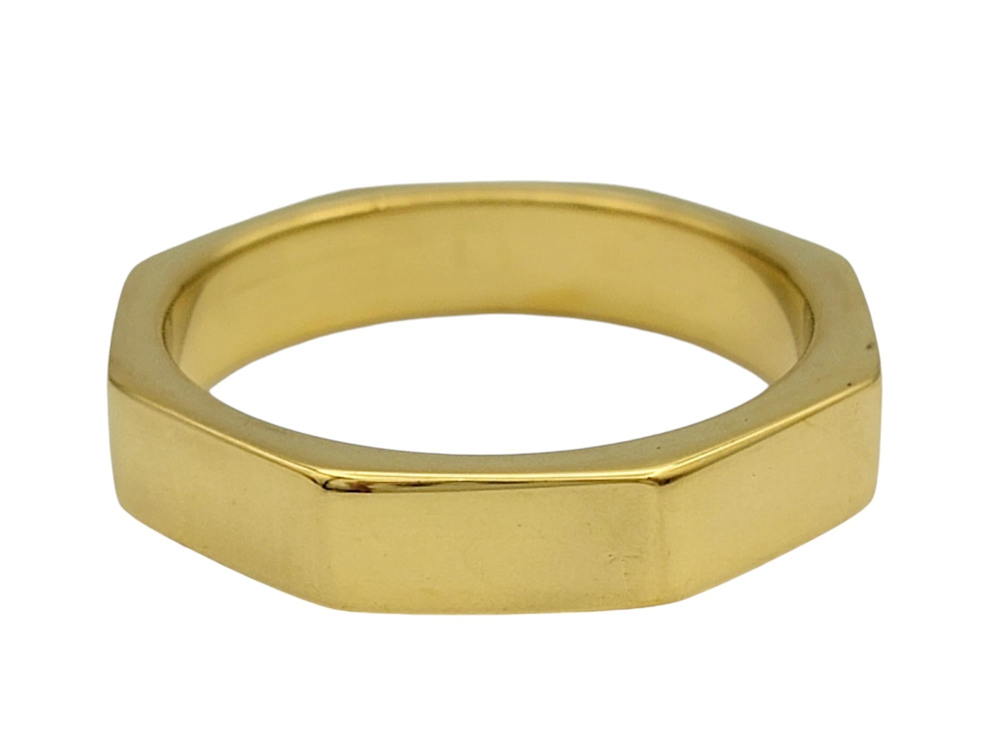 Taille de l'anneau : 11 

Découvrez l'élégance intemporelle avec ce bracelet octogonal poli de Menē, une célébration du design minimaliste et du luxe à l'état pur. Réalisée en or jaune 24 carats, cette bague incarne l'essence même du raffinement,