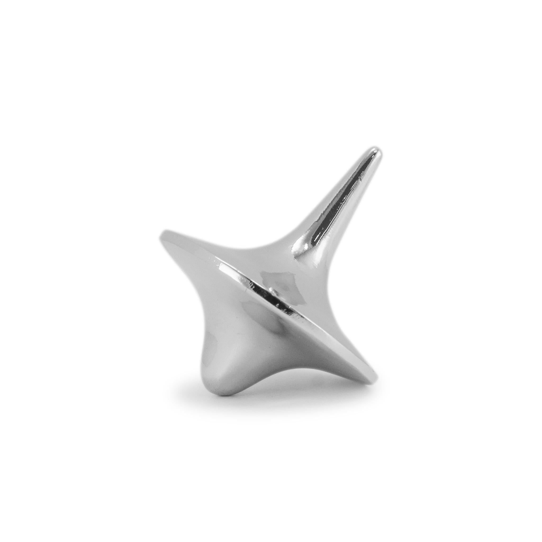 Marque : Mene

Genre : Unisexe

Type de métal : 999 Platine

Diamètre : 26,50 mm

Hauteur : 30,40 mm

Poids : 58,08 grammes

Toupie en platine 999. Le métal a été testé et s'est avéré être du platine 999. Gravé 