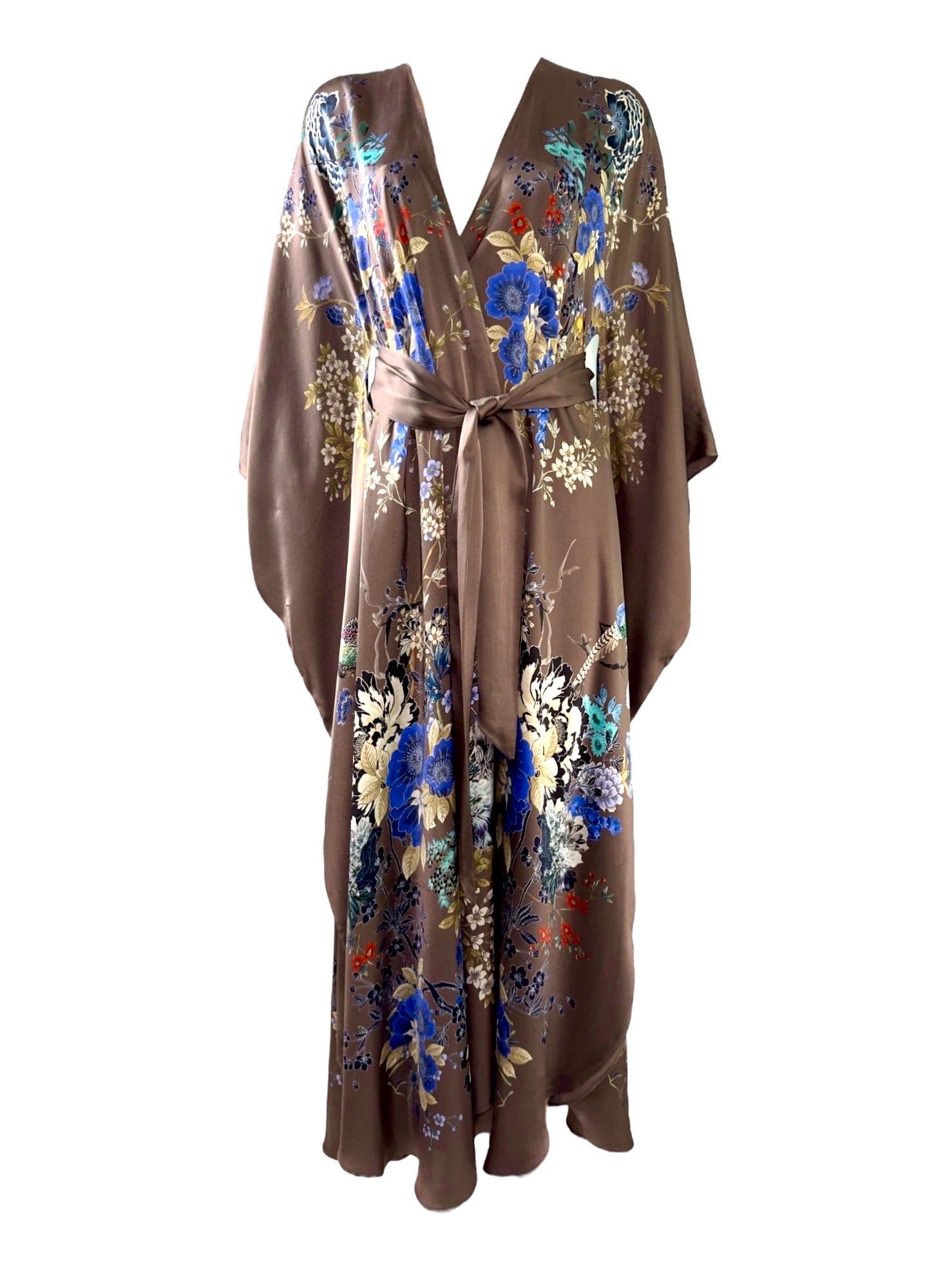 MENG London est une marque de luxe et d'art de vivre fondée par Meng Zhang en 2012, connue pour ses imprimés uniques dessinés à la main et ses vêtements de détente, ses vêtements pour femmes, ses vêtements pour hommes et ses articles d'intérieur en