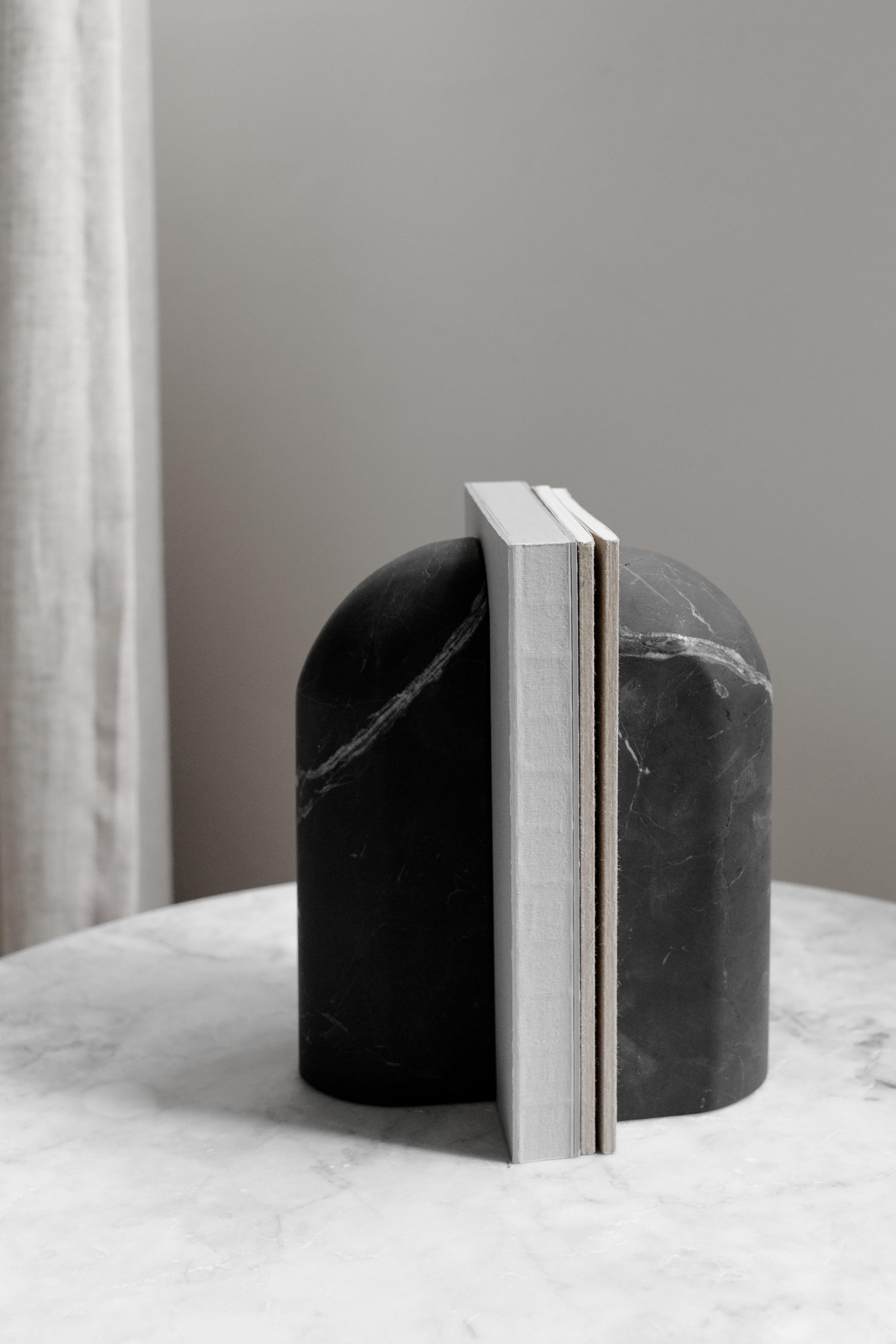 Geschnitzte Buchstütze aus schwarzem Marmor von Hermelin (Moderne) im Angebot