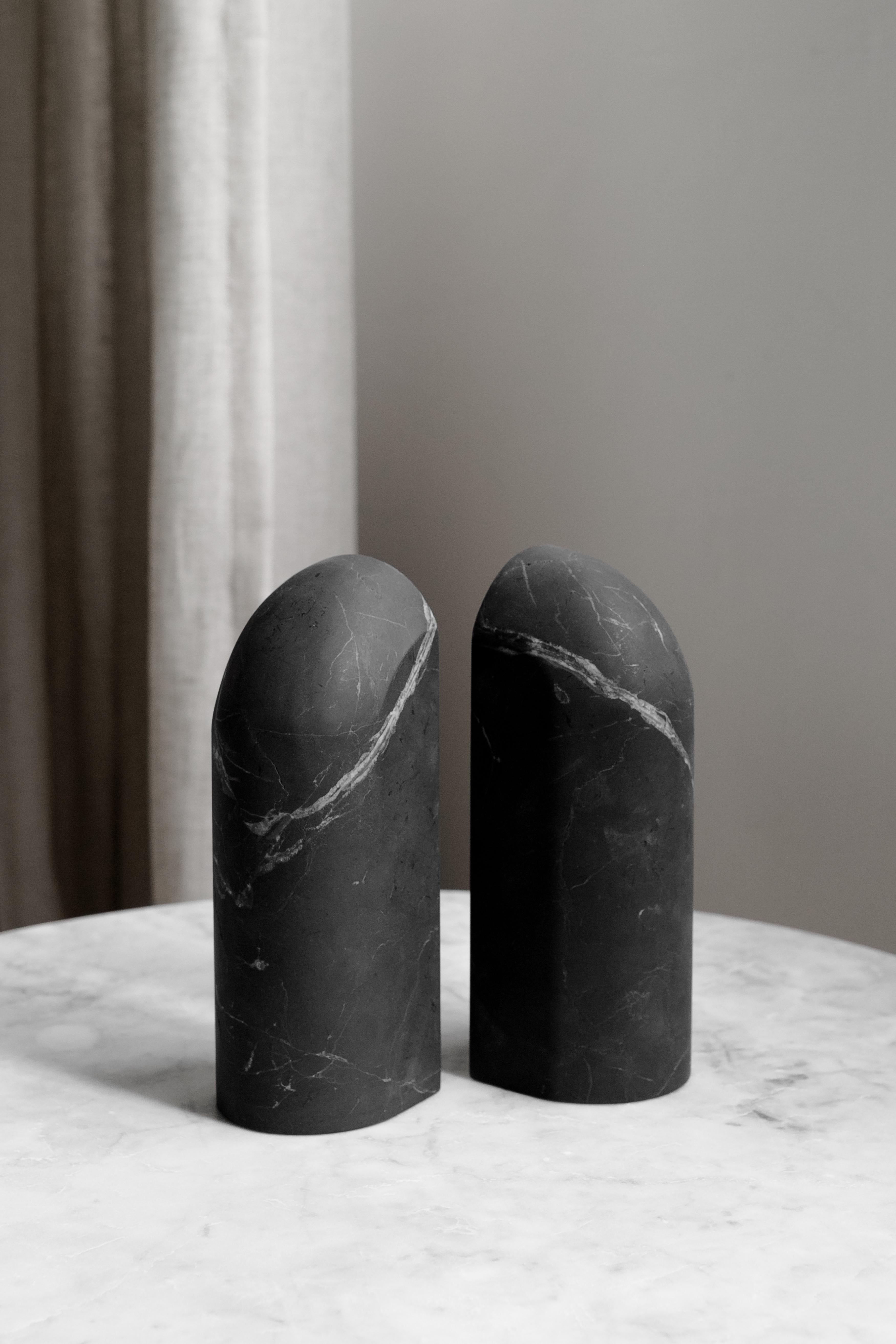 Geschnitzte Buchstütze aus schwarzem Marmor von Hermelin (Mexikanisch) im Angebot